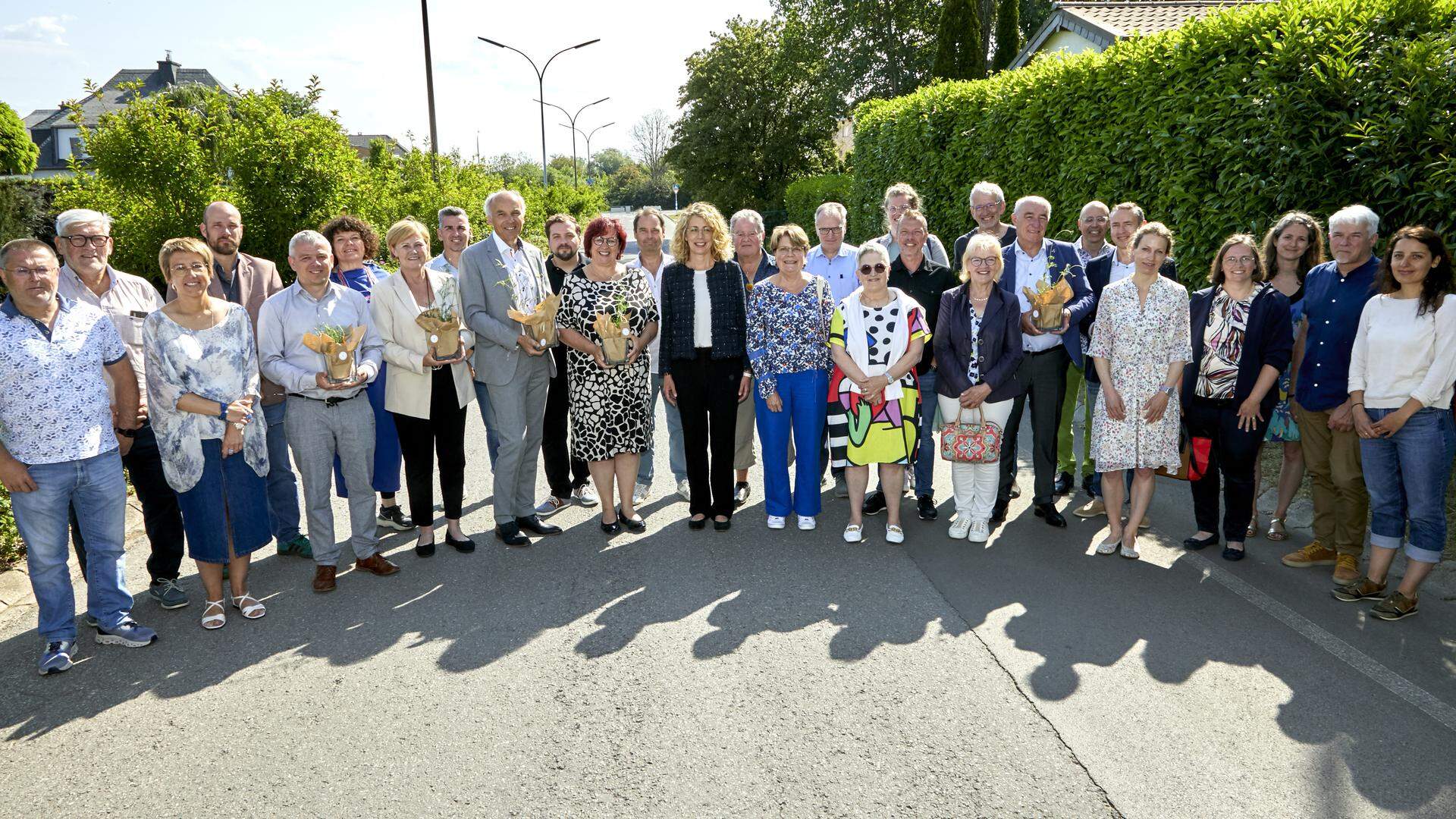 (au milieu) Joëlle Welfring, ministre de l'Environnement, du Climat et du Développement durable, entouré par les représentants des communes lauréates (Sanem, Strassen, Mondorf-les-Bains, Ettelbruck, Dudelange)