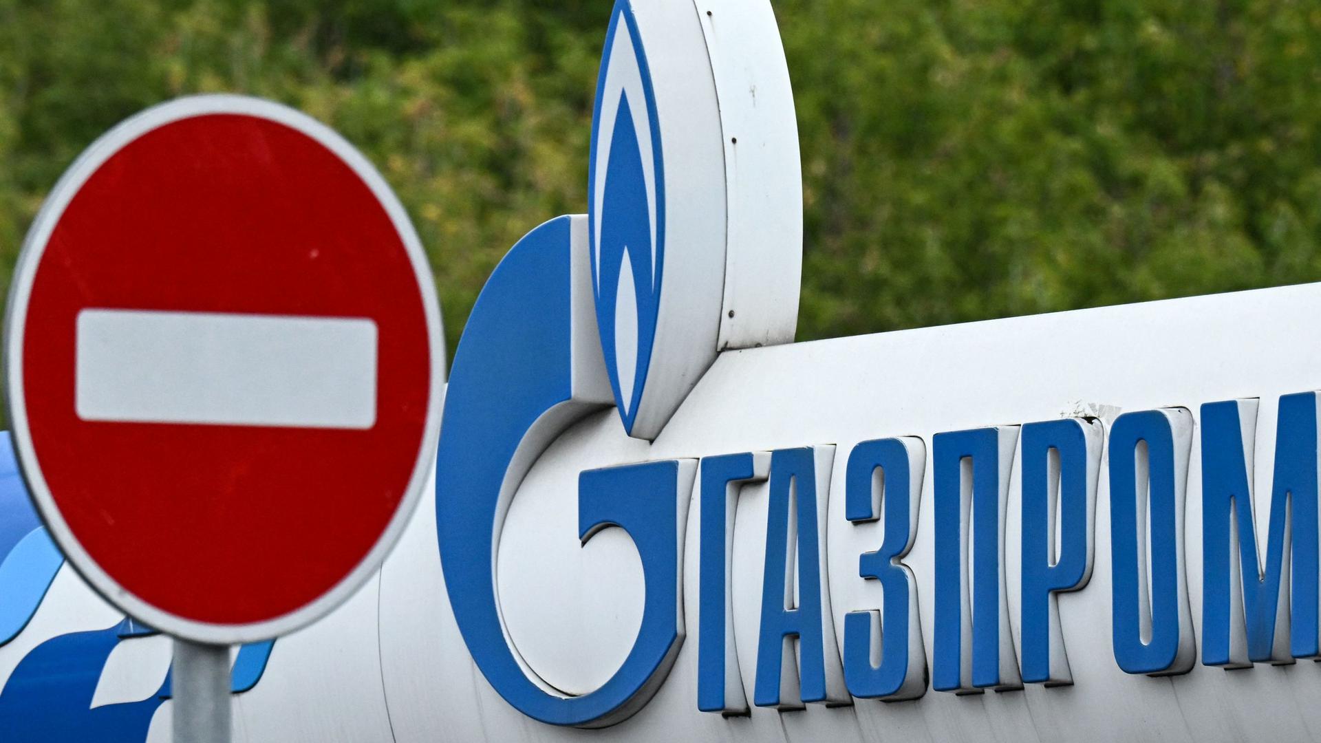 This photograph taken on September 1, 2022 shows a logo of Russia's energy giant Gazprom at a petrol station in Moscow. - Russian energy giant Gazprom had said that it would stop deliveries for three days for maintenance work, further raising tensions on an already taut electricity market. (Photo by Kirill KUDRYAVTSEV / AFP)