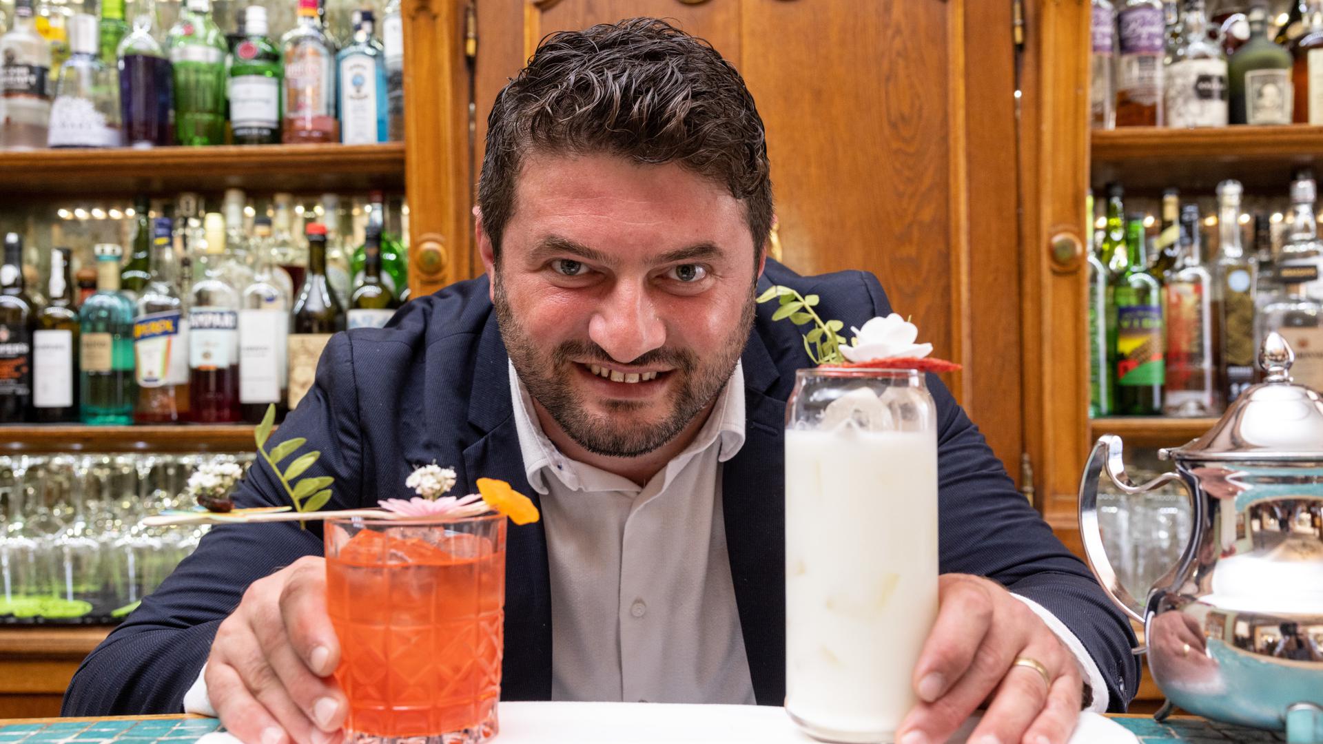 Marius Bîrzan, chef de bar au Grand Hôtel Cravat, vise le titre de champion du monde de cocktails, catégorie "before dinner", en novembre à Cuba.