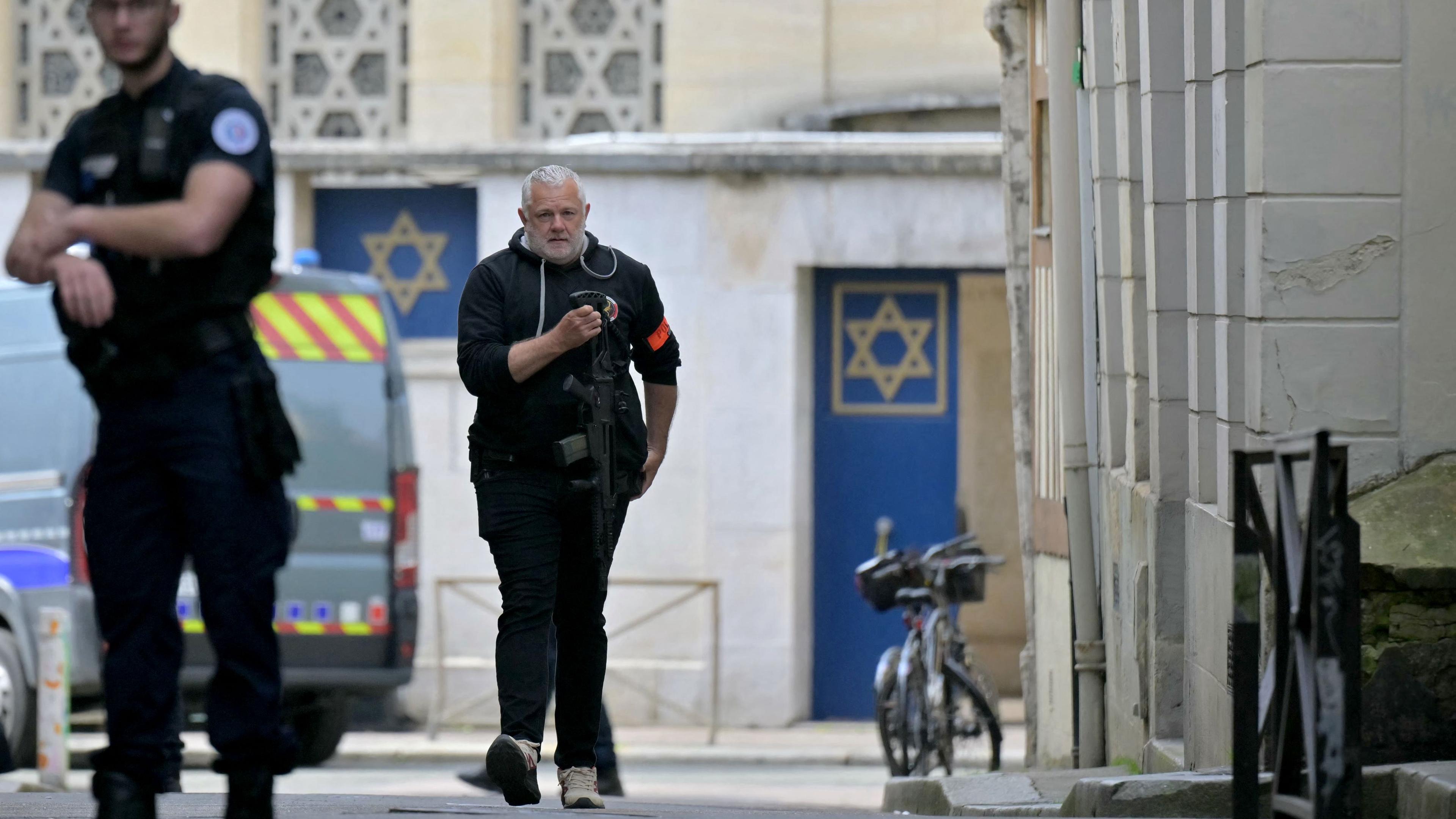 Selon la version policière, la police nationale a vu sur les lieux «un individu debout sur le mur d’enceinte de la synagogue, porteur d’une barre de fer et d’un couteau de 25 centimètres. 
