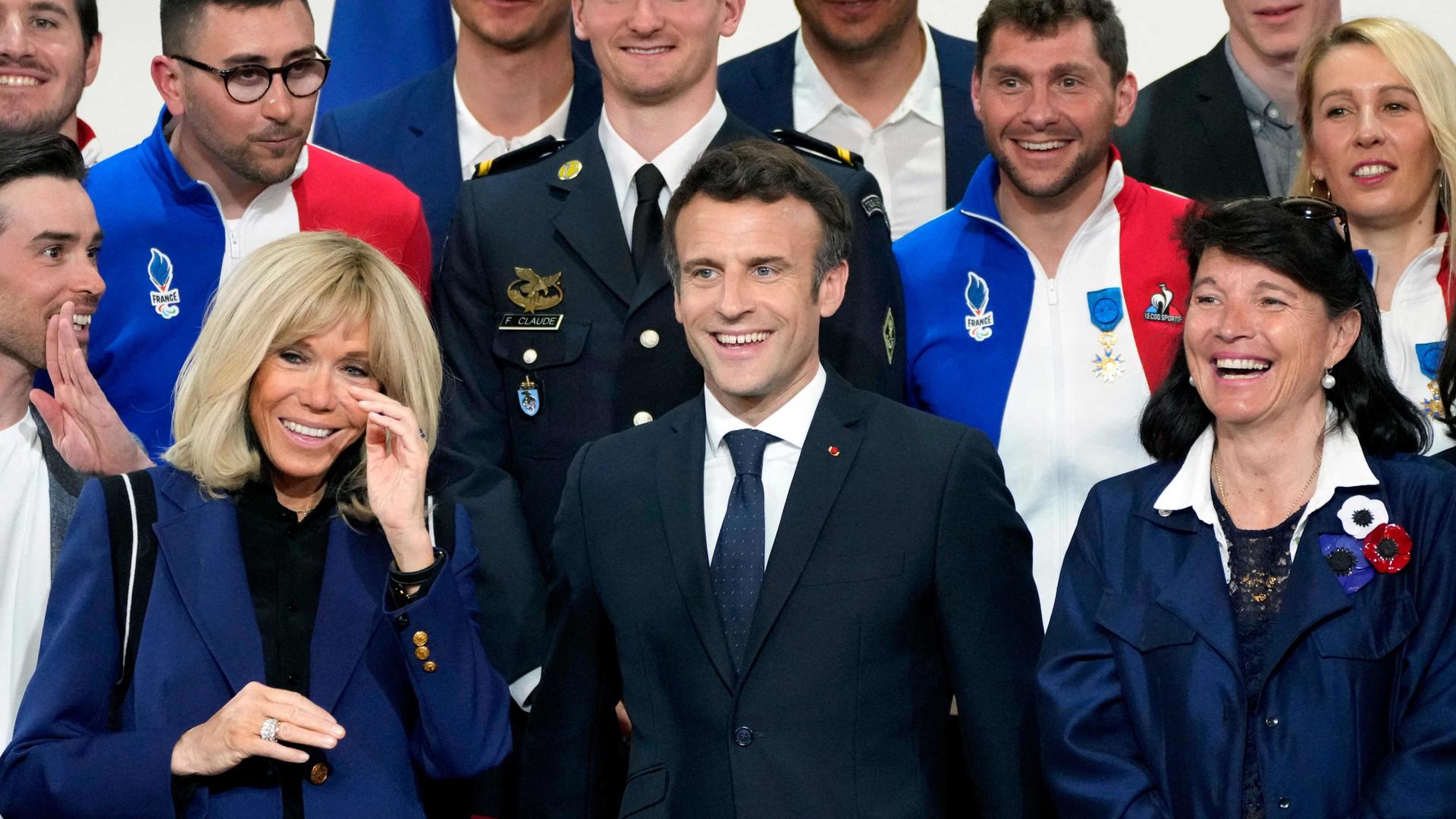 Emmanuel Macron et Brigitte Macron posent avec les médaillés français.