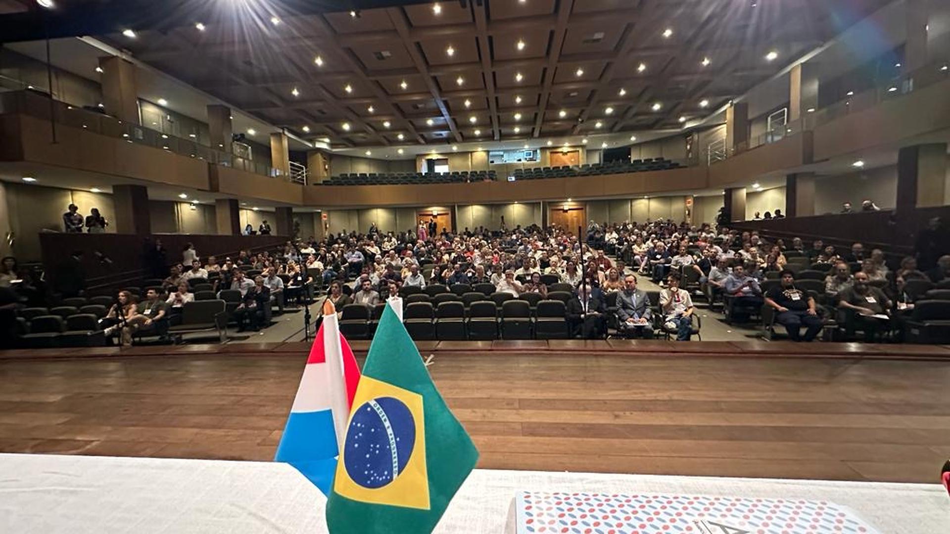 Des représentants de cinq partis politiques luxembourgeois se sont rendus à Florianopolis afin d'échanger avec des députés brésiliens et des Luxembourgeois résidant au Brésil.