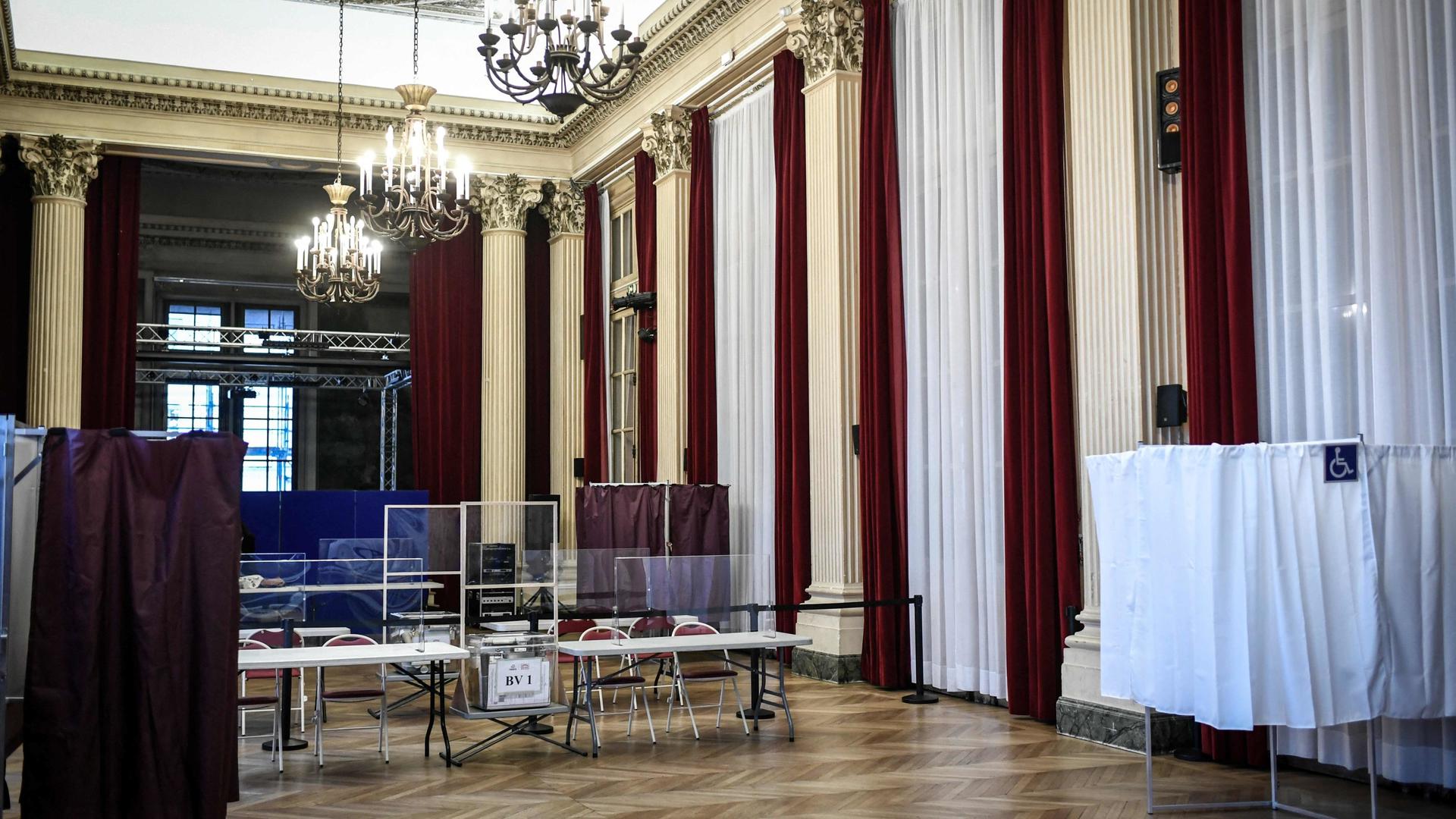 Un bureau de vote dans le 10e arrondissement à Paris pour l'élection présidentielle française.
