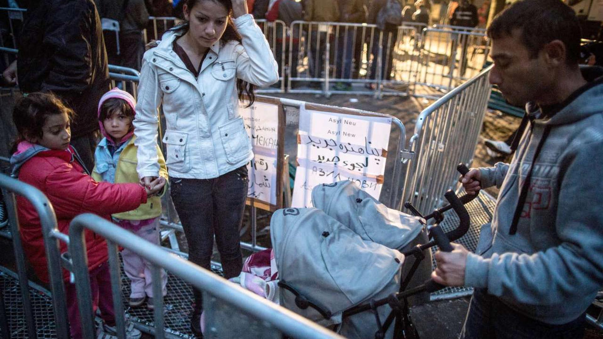 Des réfugiés devant le centre d'accueil Lageso à Berlin, là où le petit se trouvait avec sa mère au moment de sa disparition