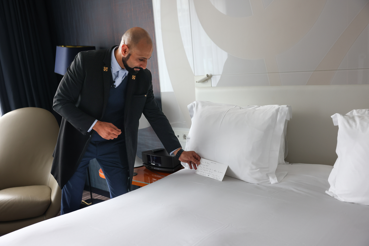 Chaque carte pour les clients fid&egrave;les de l&rsquo;h&ocirc;tel sont personnalis&eacute;s et &eacute;crites &agrave; la main.