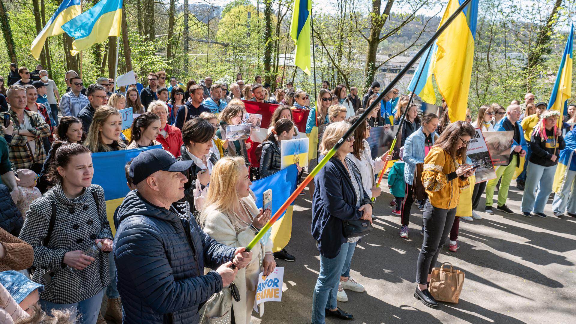 Une soixantaine de personnes ont manifesté samedi devant l'ambassade de Russie à Luxembourg-Ville