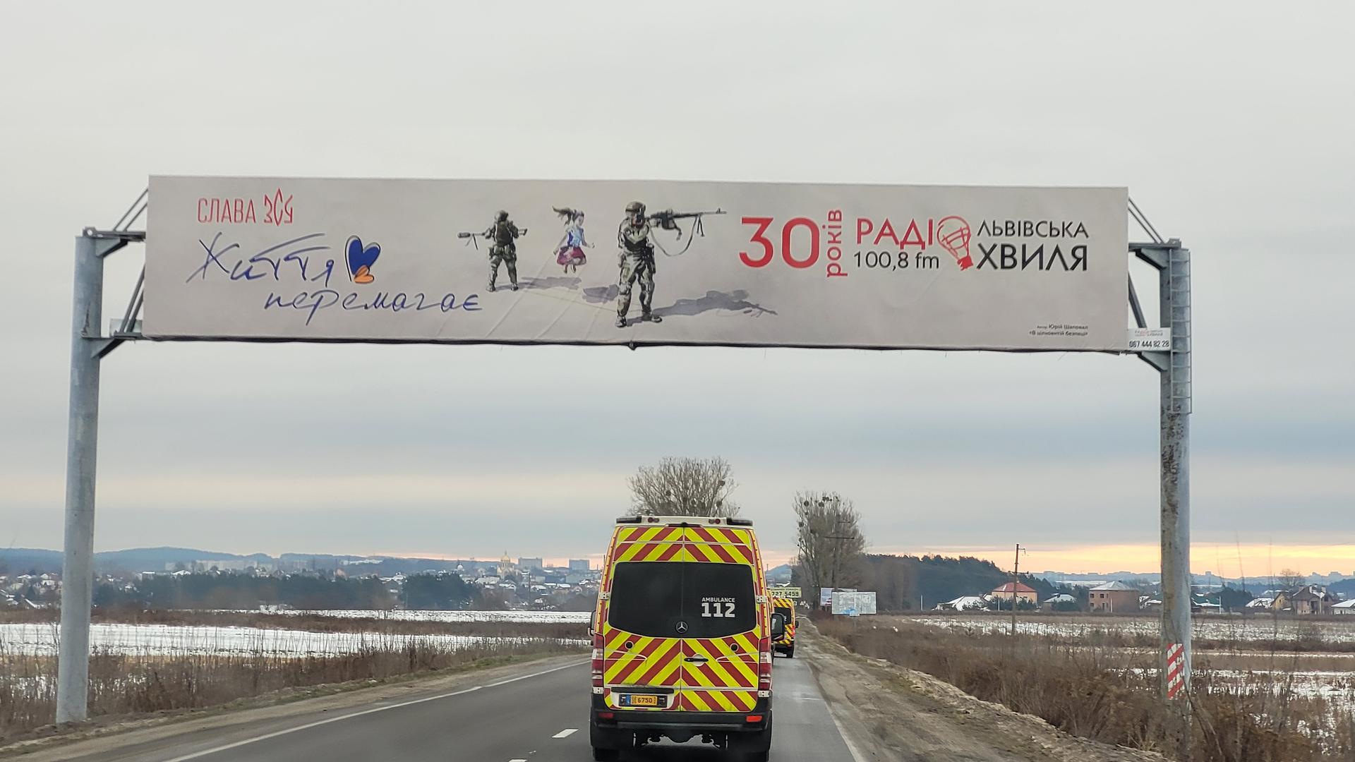 Sur la route de Lviv, une bannière fait la promotion de l'armée ukrainienne.