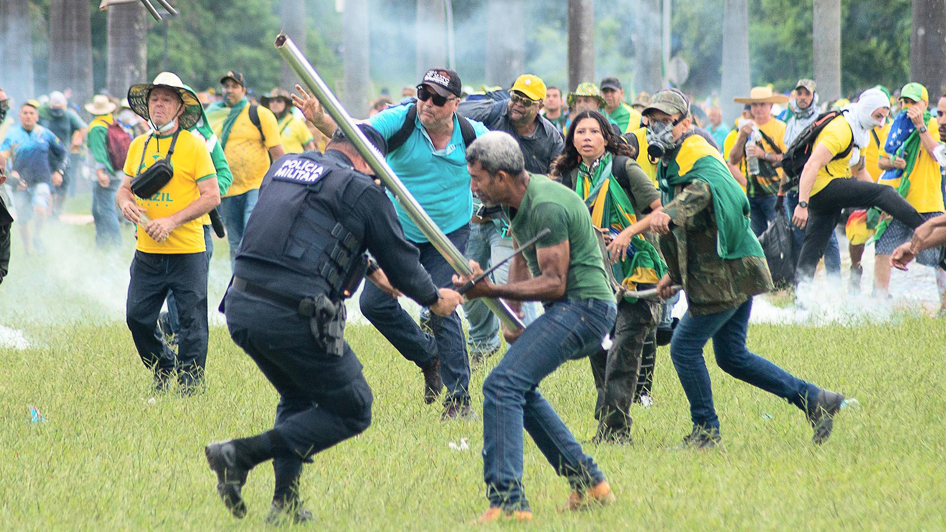 Des partisans de l'ancien président brésilien Bolsonaro affrontent des policiers à Brasilia.