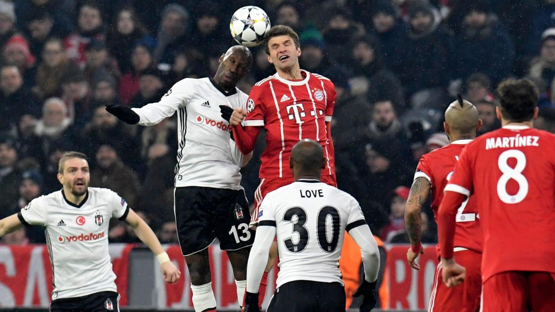 Atiba Hutchinson à la lutte avec Thomas Müller.
