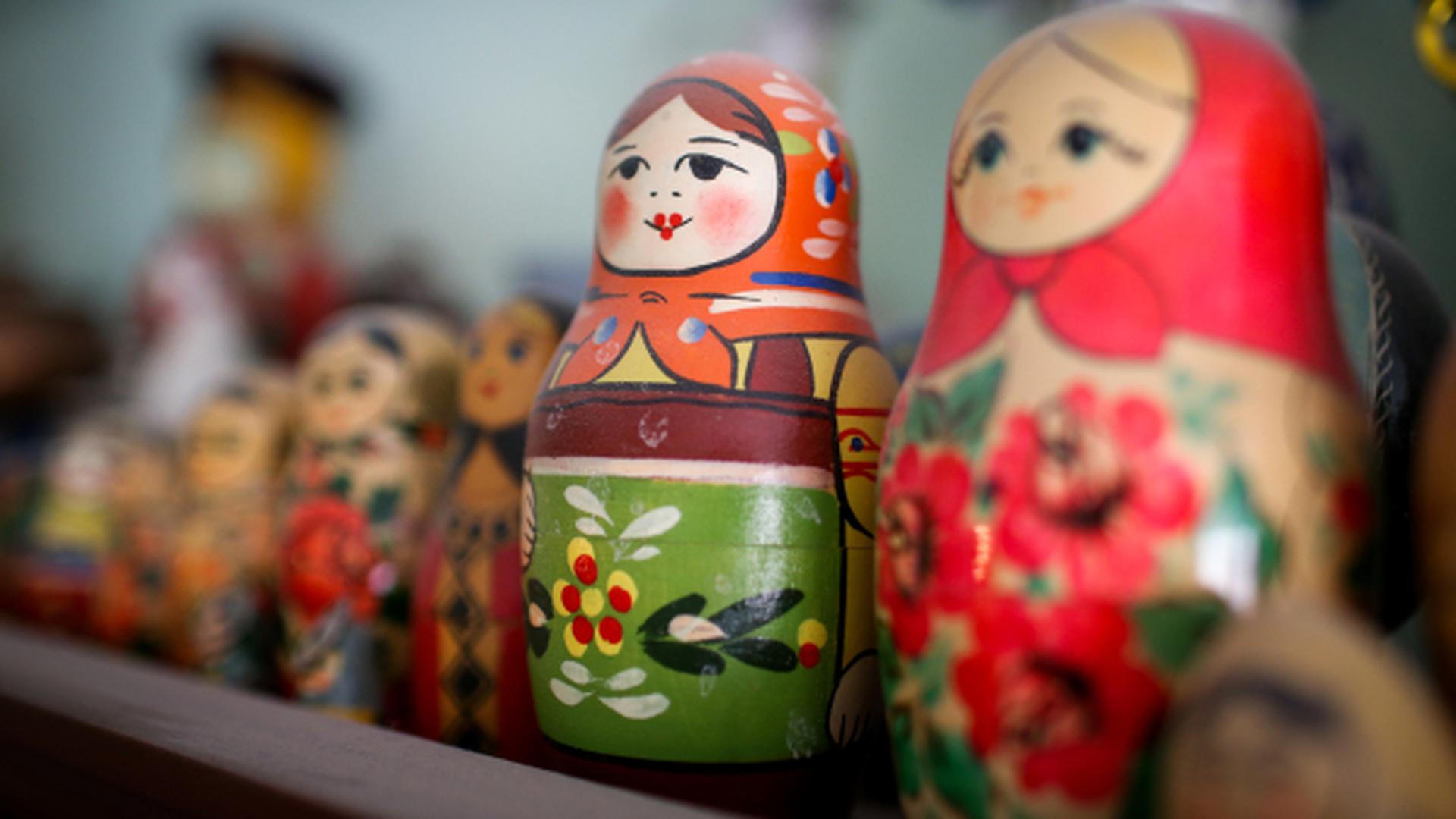 La tradition russe avec ses matriochkas qui côtoient les images pieuses