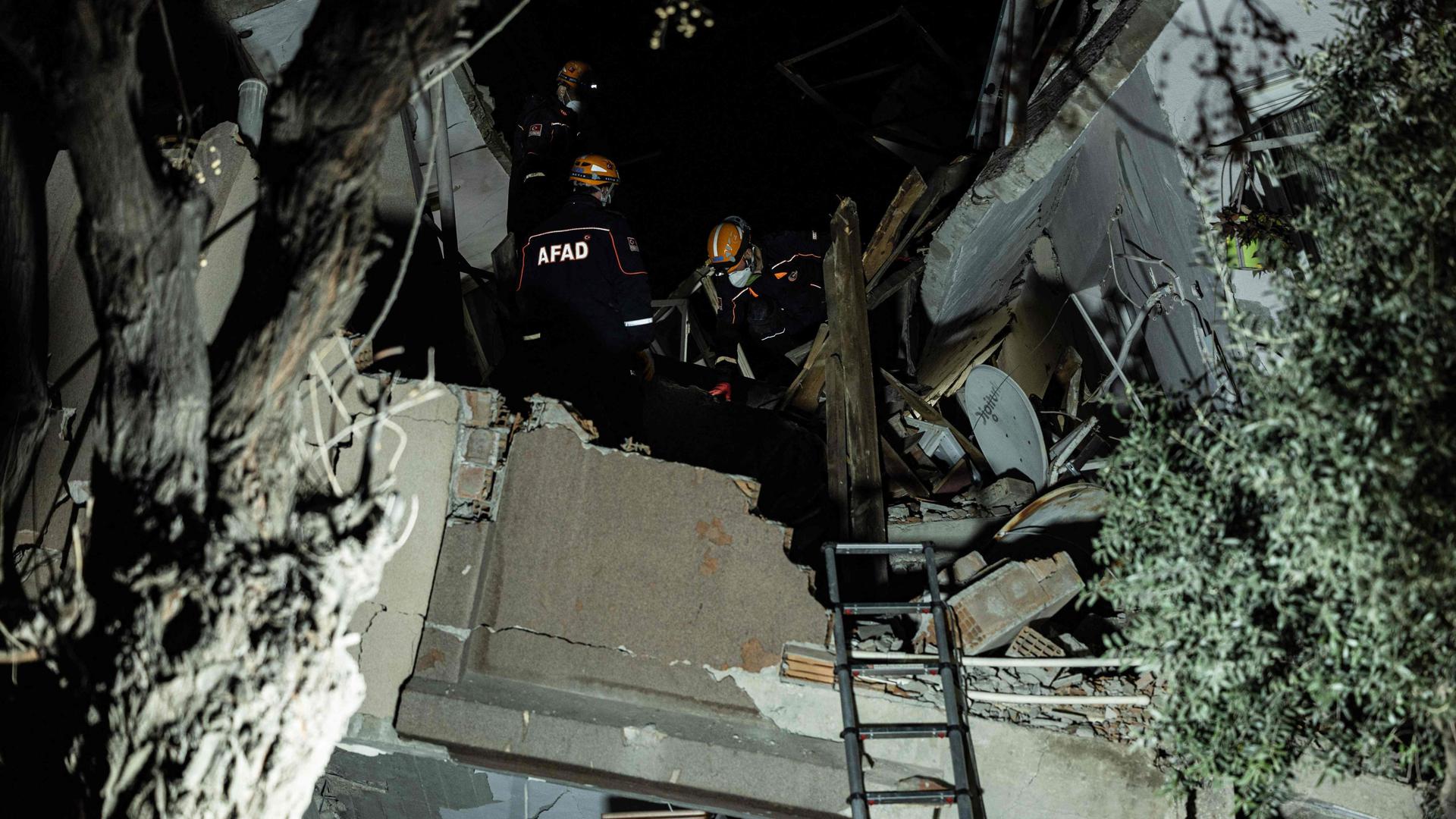 Les secouristes recherchent des victimes dans un bâtiment effondré après qu'un deuxième tremblement de terre de magnitude 6,4 a frappé la province de Hatay, dans le sud de la Turquie, à Antakya, le 20 février 2023