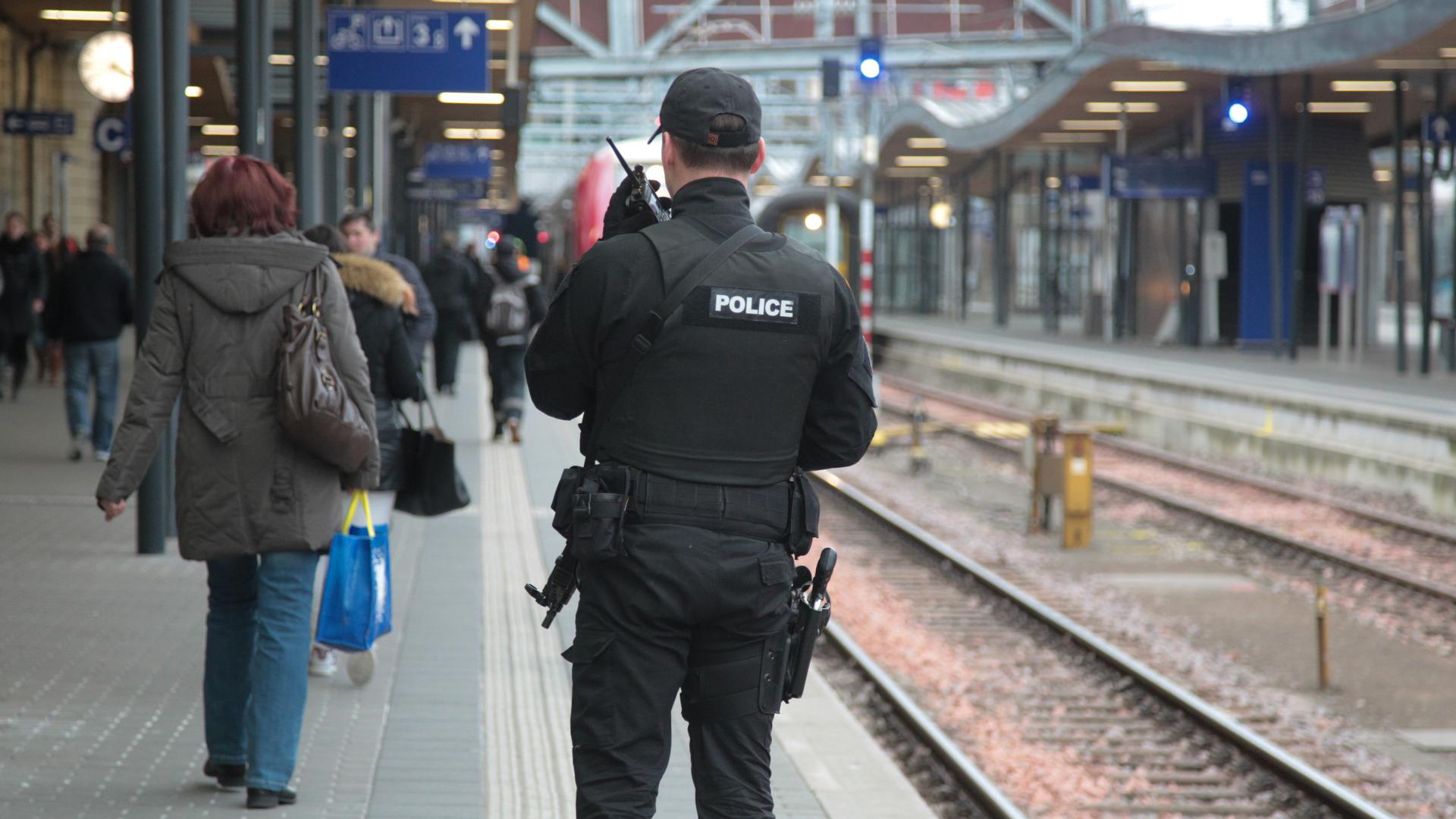 Pour répondre préventivement aux agressions dans les bus, trains et gares, le CSV promet de créer une unité de police dédiée aux transports publics.