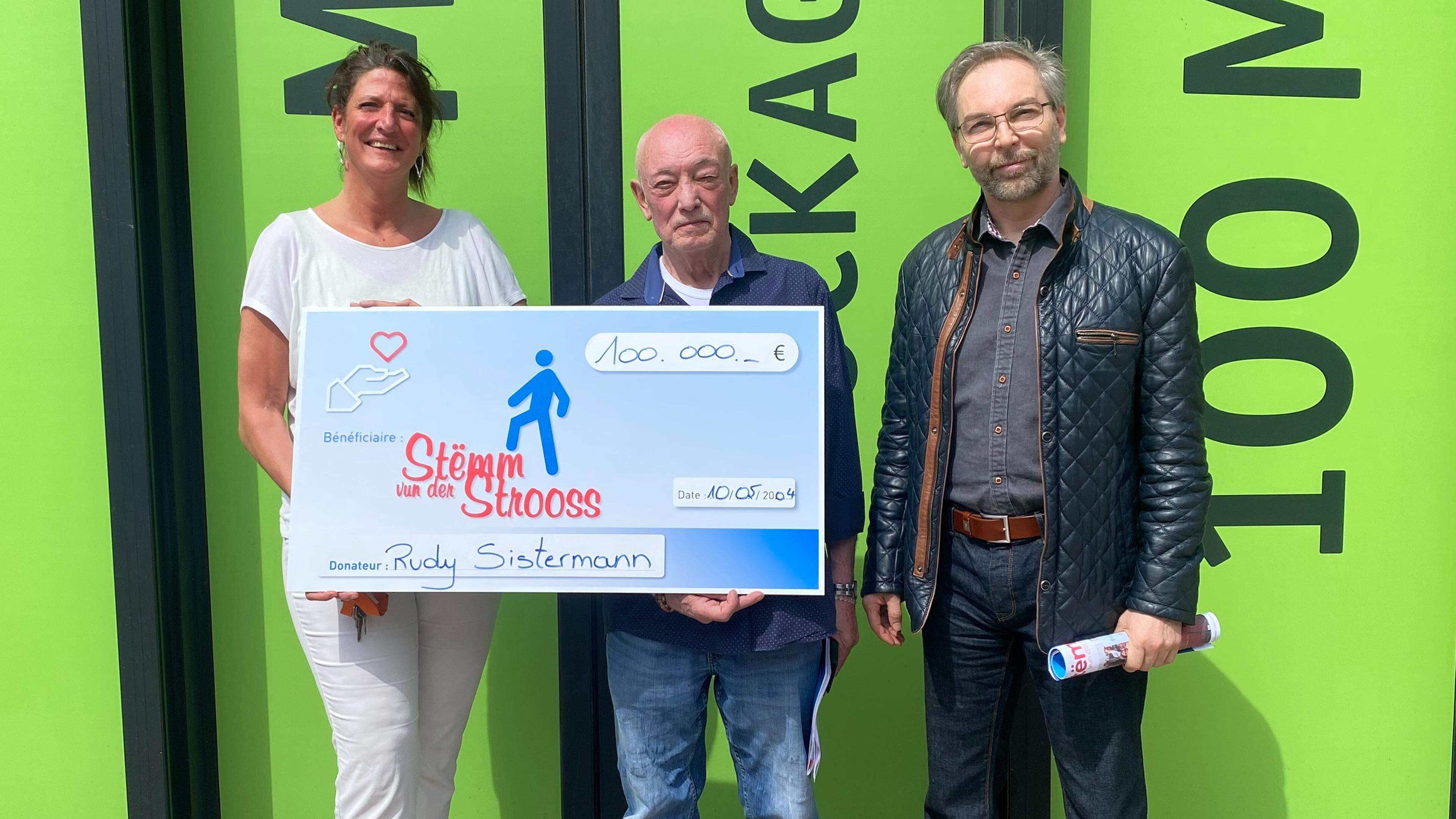 Avec le montant de son don, Rudi Sistermann (au centre) a surpris l’association.