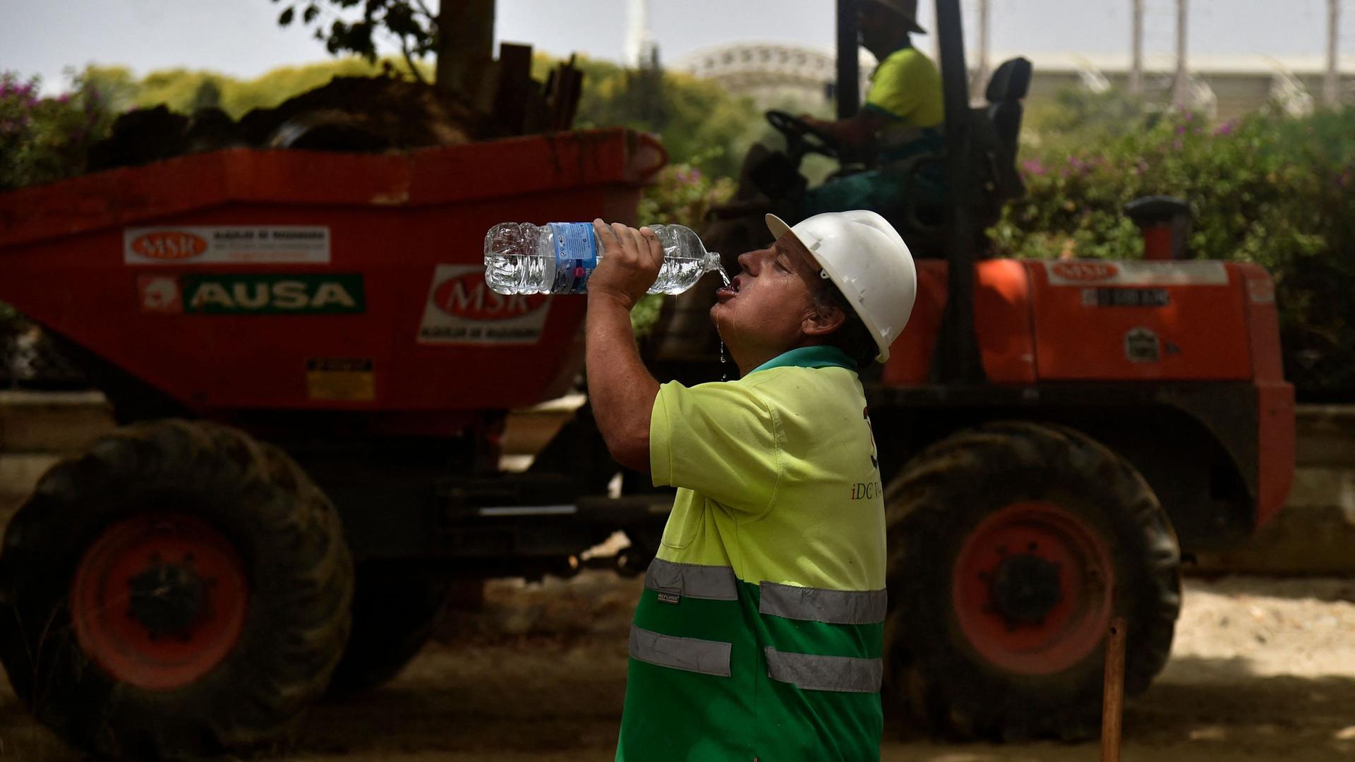 En France, comme chez ses voisins, une entreprise doit quotidiennement fournir à ses employés plusieurs litres d'eau. 