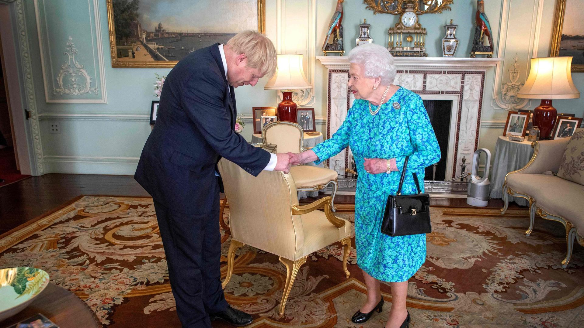 Au palais de Buckingham, Boris Johnson a accepté l'offre de sa majesté et lui a embrassé la main lors de son investiture comme Premier ministre.