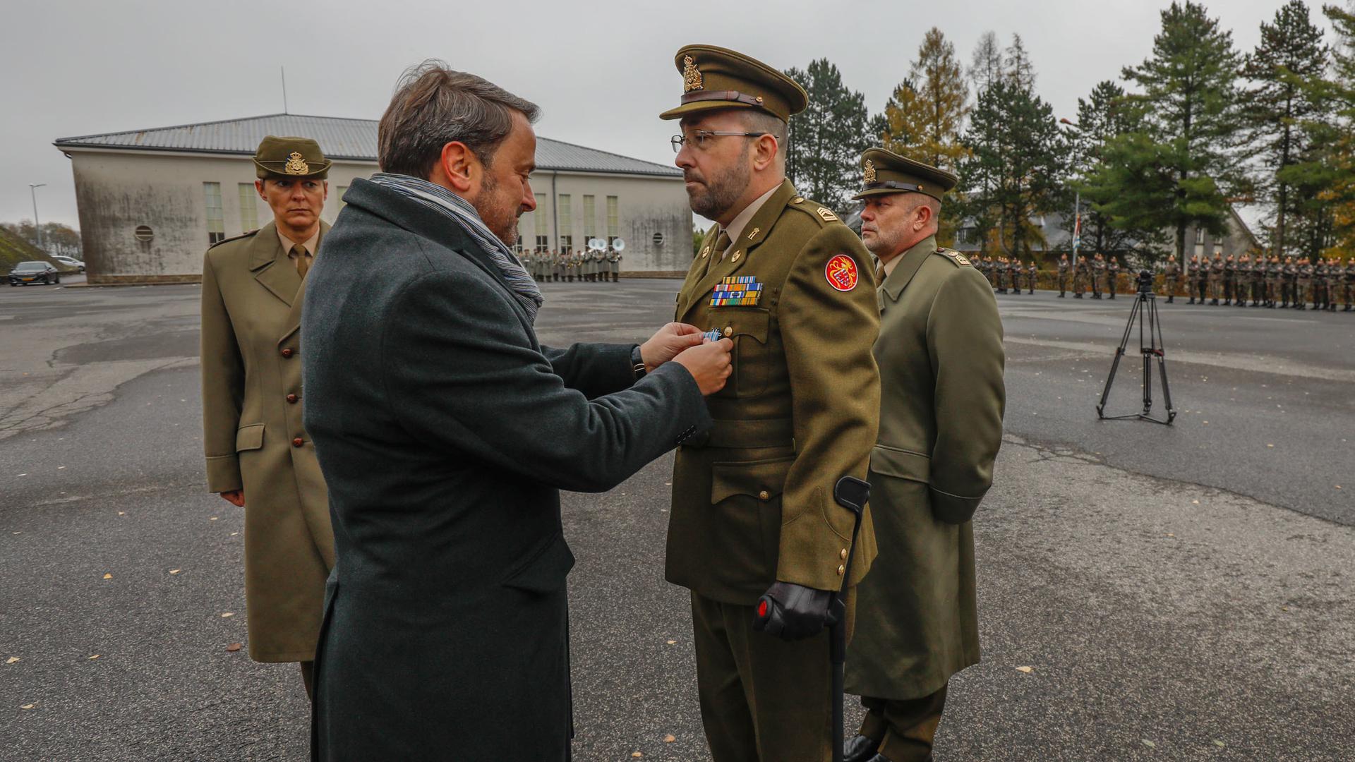 Le Premier ministre, Xavier Bettel remet à l'adjudant-chef John Lanser la Croix d'Honneur et de Mérite militaire.