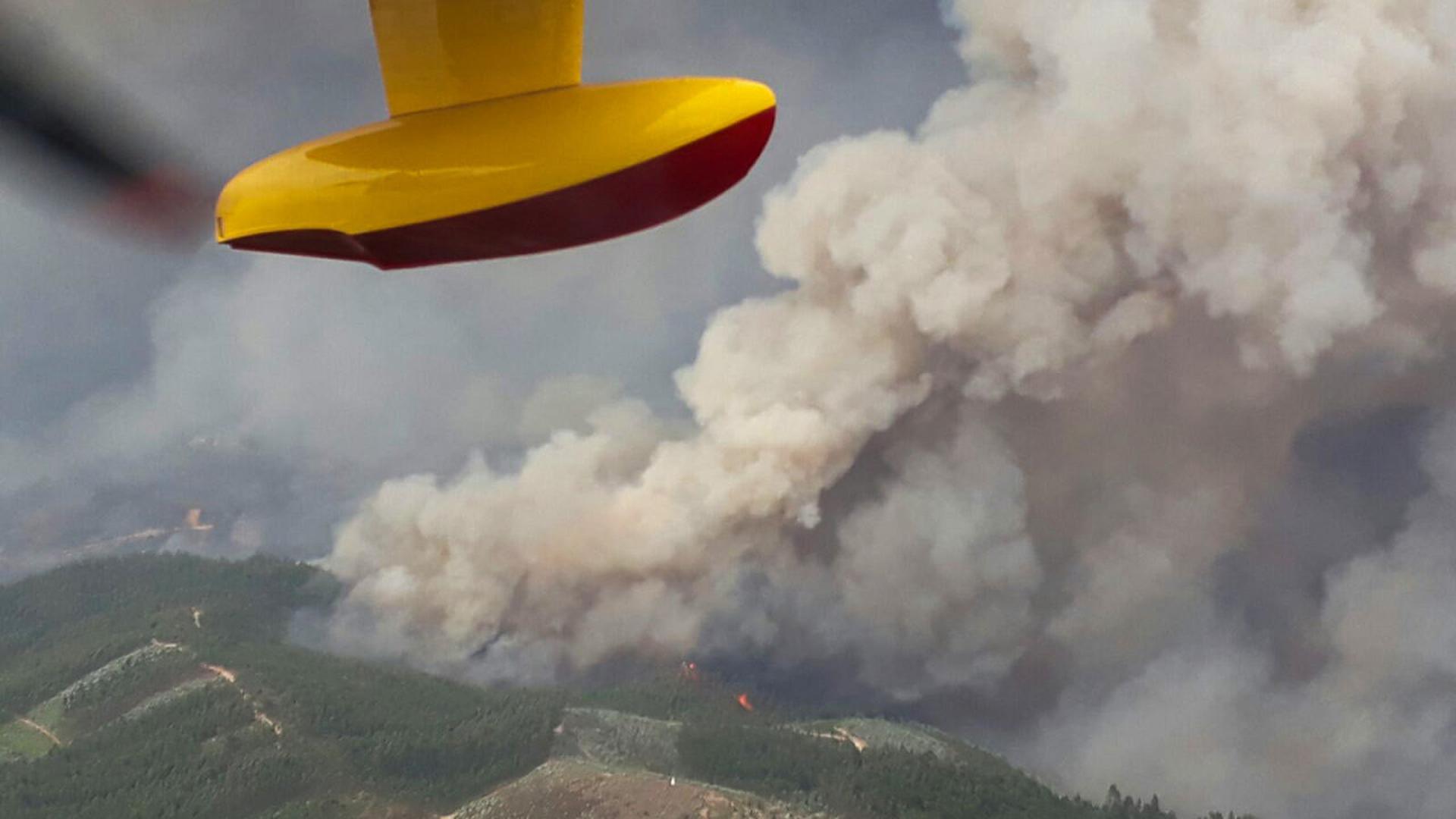 Un avion bombardier d'eau espagnol venu prêter main forte, près de Pedrogao Grande.