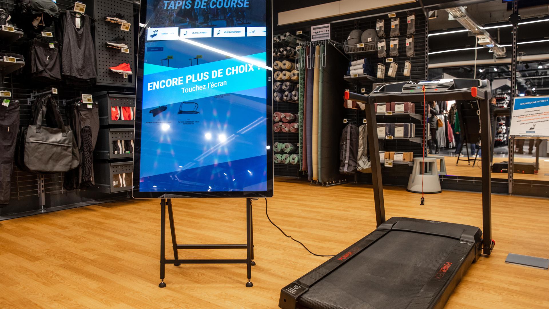 Dans le magasin, des écrans permettent aux clients d'accéder à l'intégralité des produits de la gamme, tout en bénéficiant des conseils des vendeurs présents sur place. 