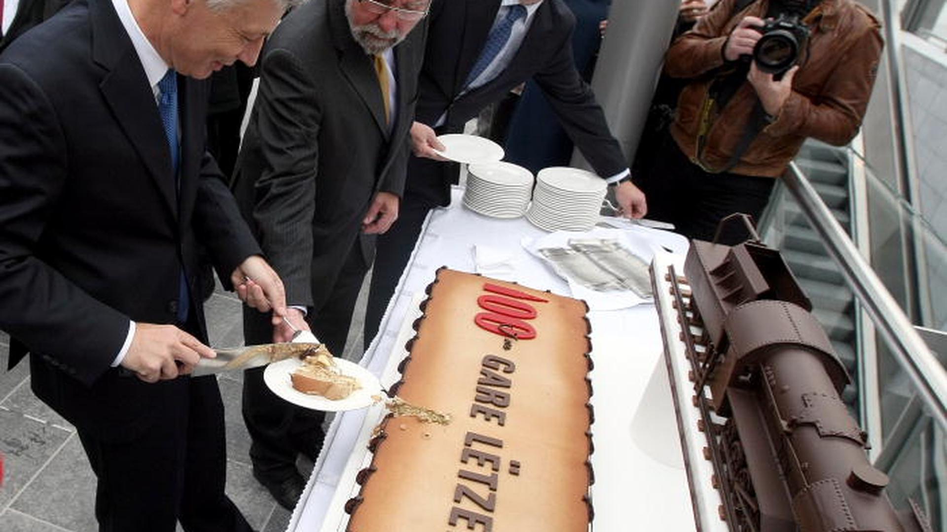 Le ministre Claude Wiseler a coupé le gâteau en l'honneur des cent ans de la gare.