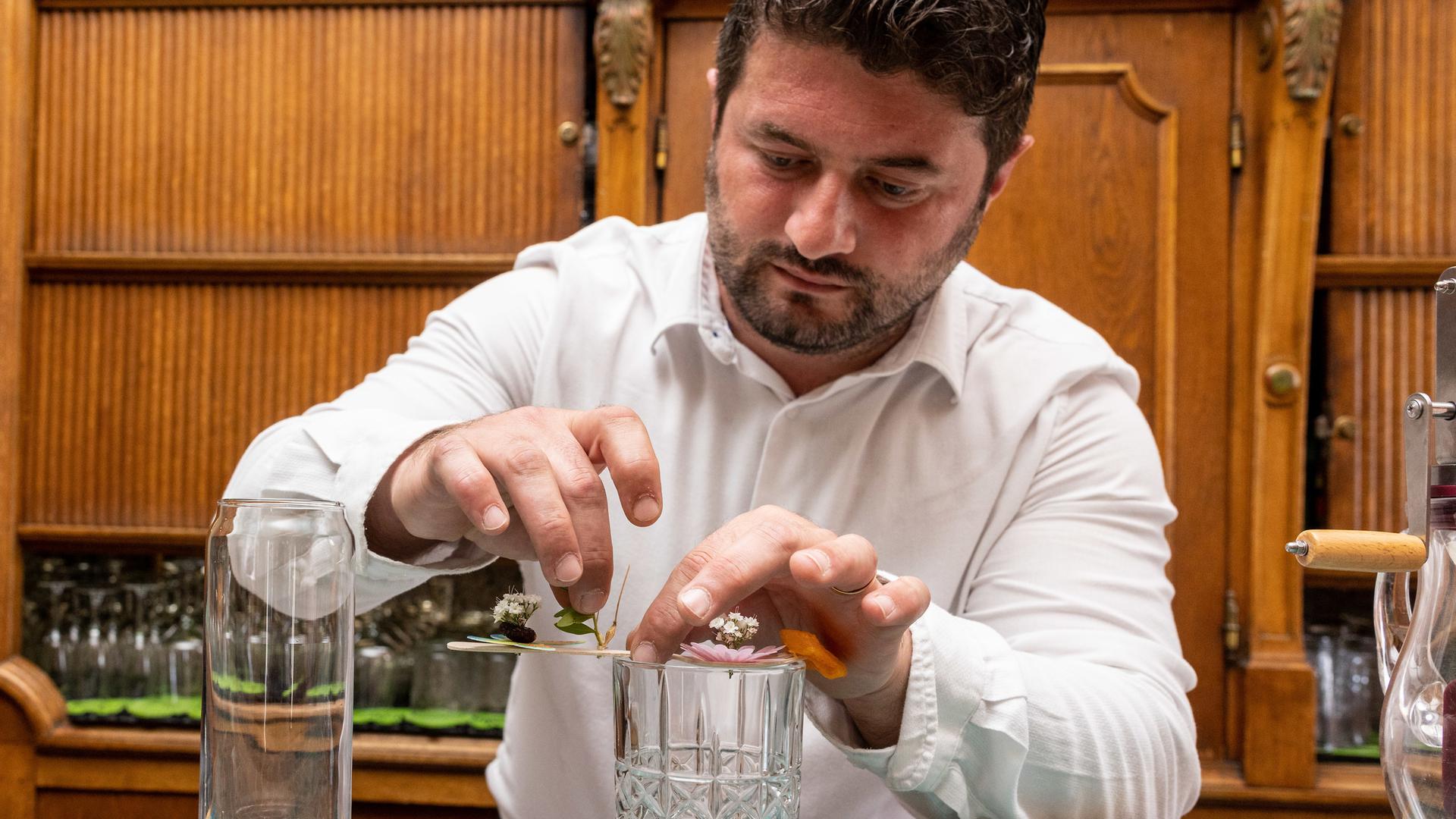 Dans l'élaboration d'un cocktail, la décoration compte énormément. Marius Bîrzan y prête une attention toute particulière.
