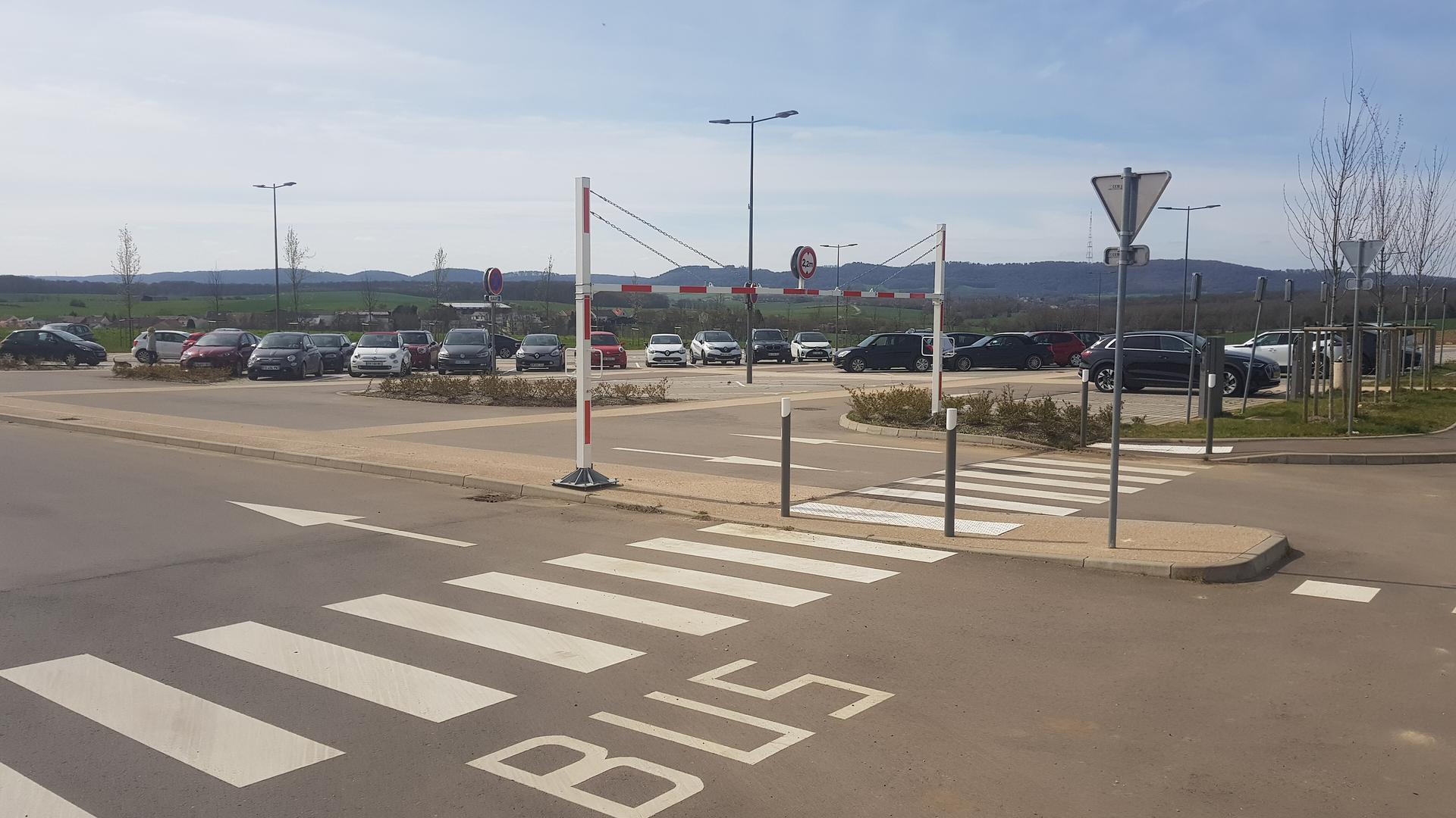 Un P+R a été construit à Roussy-le-Village, une navette RGTR ramène les travailleurs frontaliers vers le Luxembourg, mais l'équipement n'est pas tellement utilisé. Une voie dédiée aux bus, en direction de Frisange, doit permettre d'améliorer le trafic.