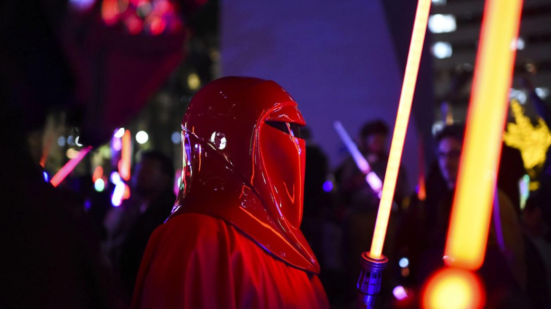 In Kalifornien erschienen viele Star-Wars-Fans in Verkleidung zur Premiere des neuen Epos.