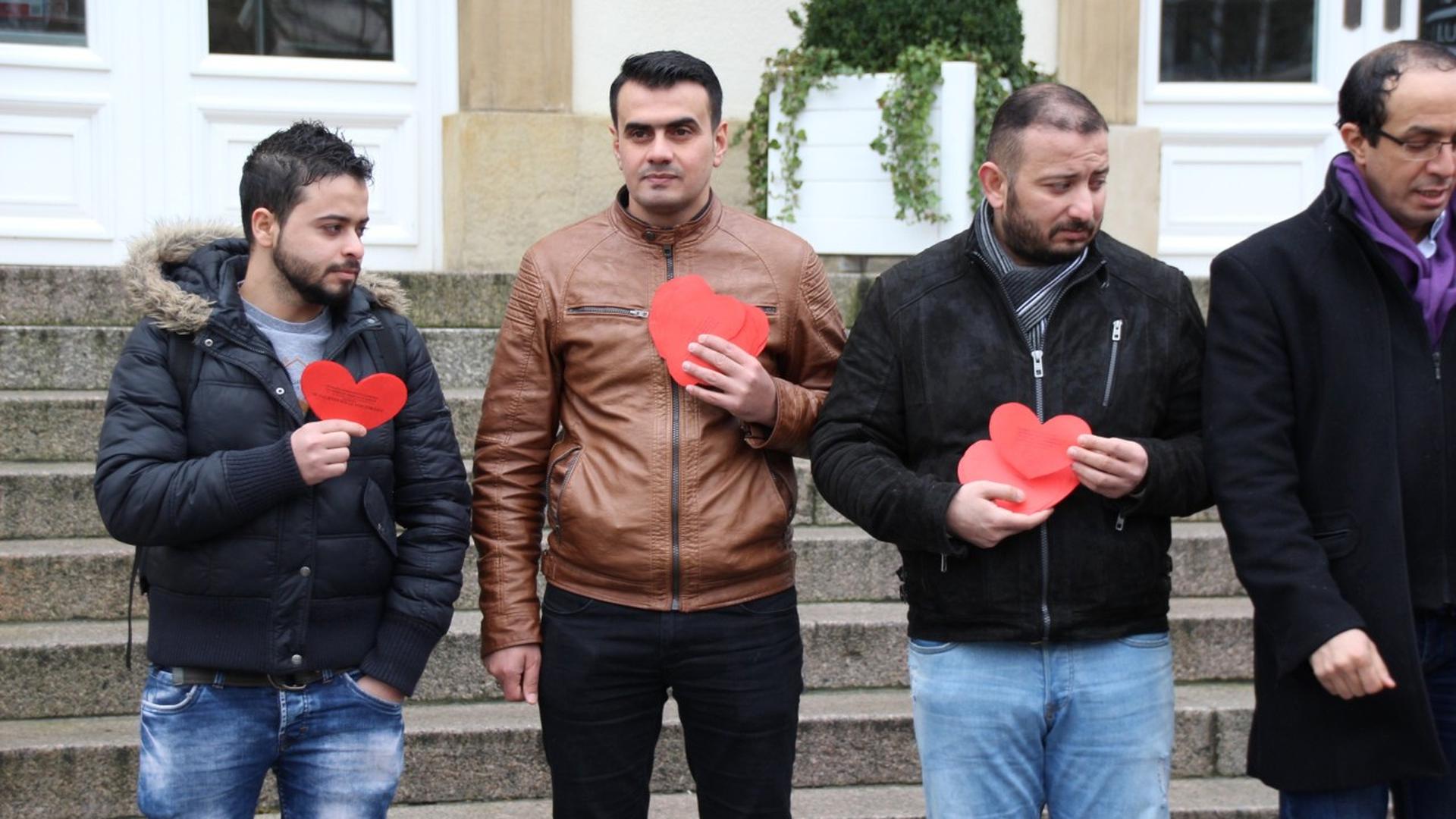 Les réfugiés ont distribué des cœurs aux badauds de la place Guillaume, samedi matin pendant le marché