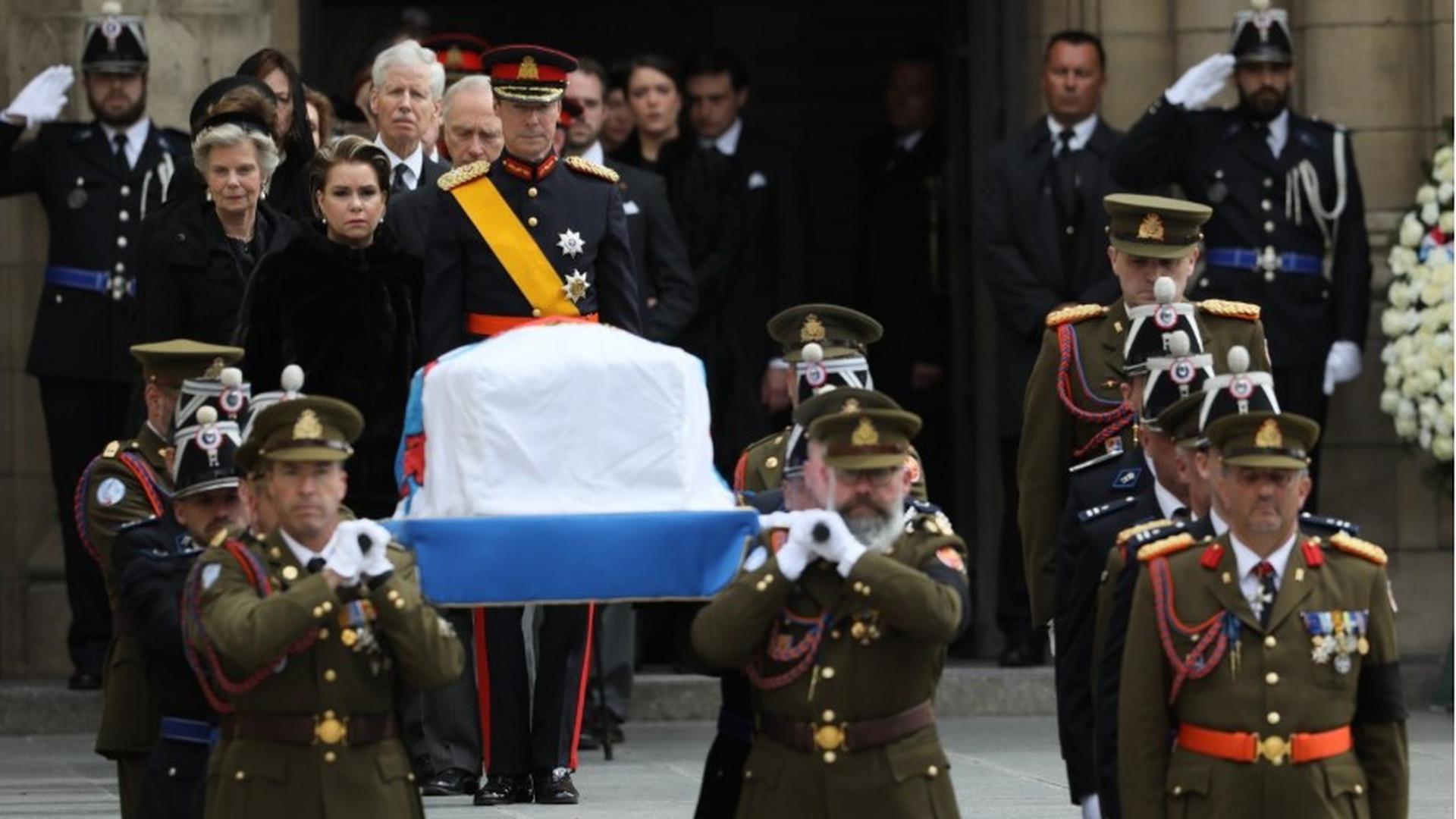 La procession funèbre avec le cercueil du monarque arrive devant la cathédrale Notre-Dame.