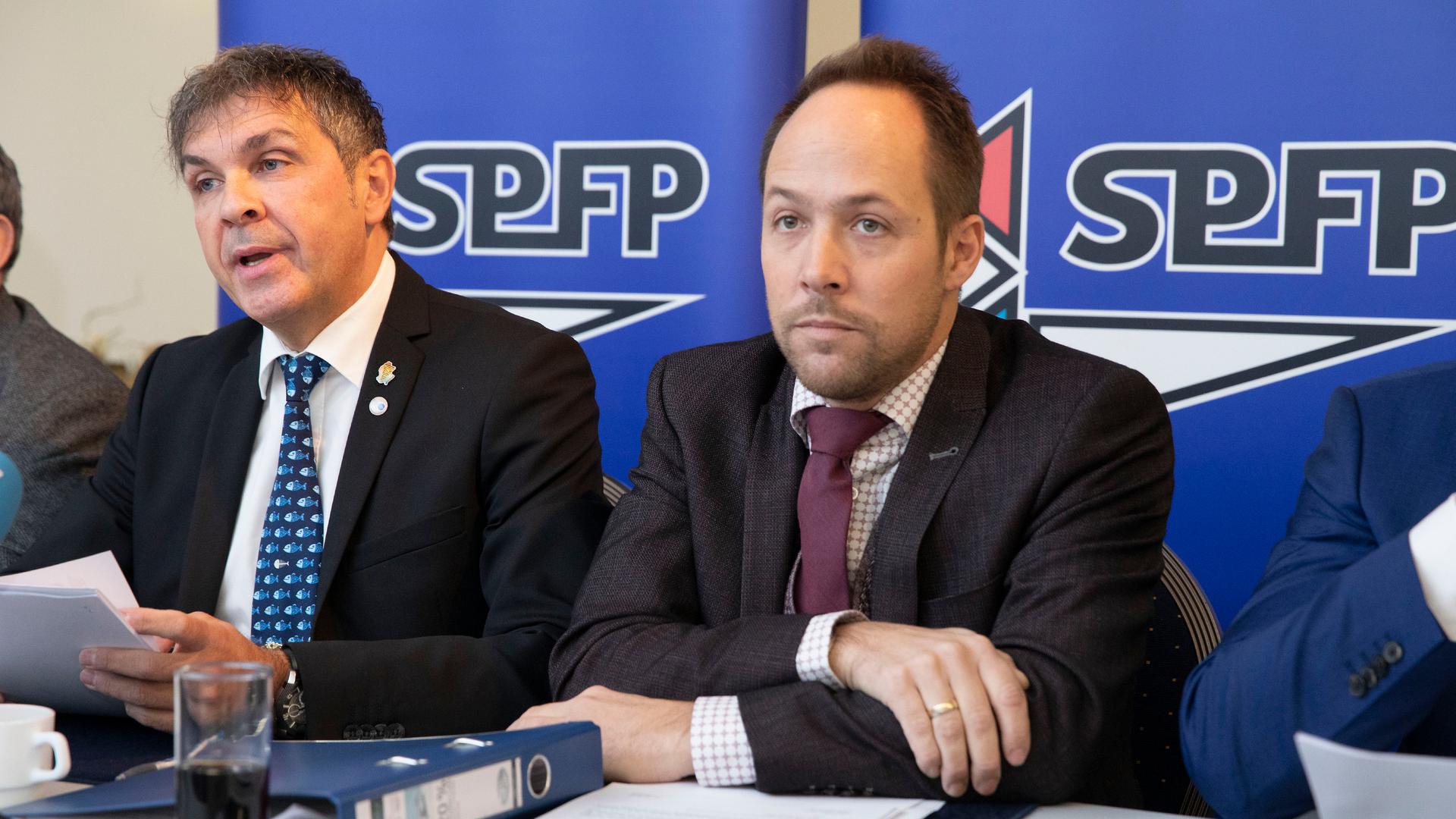 L'adjudant-chef Christian Schleck (à droite du président du SPFP Pascal Ricquier) conserve son poste au bureau de recrutement à Luxembourg. 