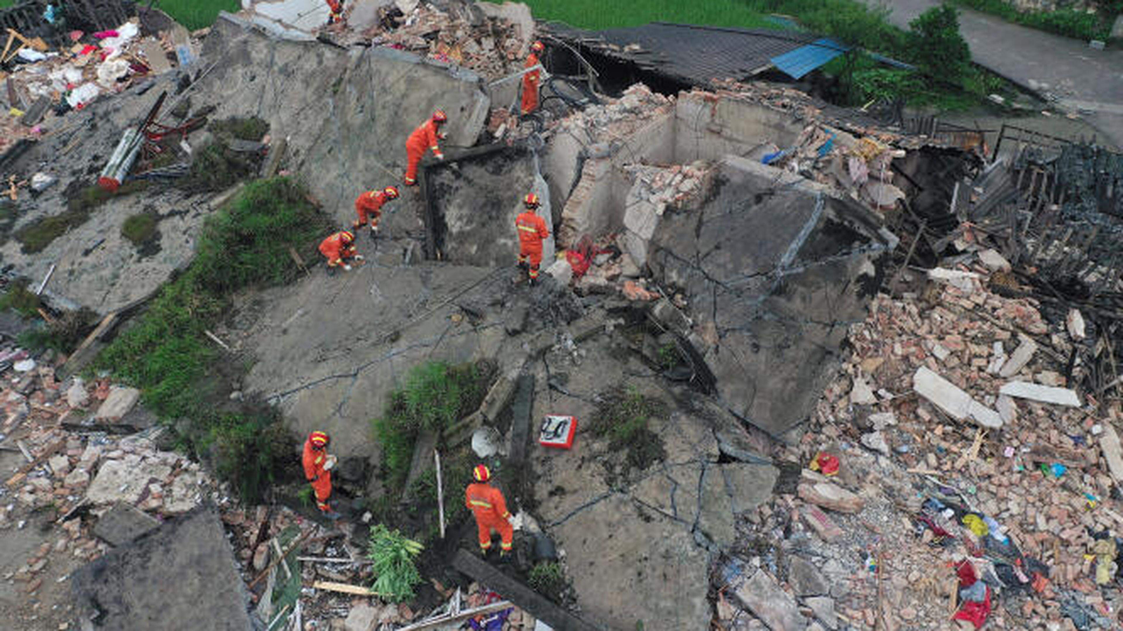 Rescue workers are seen on a collapsed house after earthquakes hit Changning county in Yibin, Sichuan province, China June 18, 2019. REUTERS/Stringer ATTENTION EDITORS - THIS IMAGE WAS PROVIDED BY A THIRD PARTY. CHINA OUT.