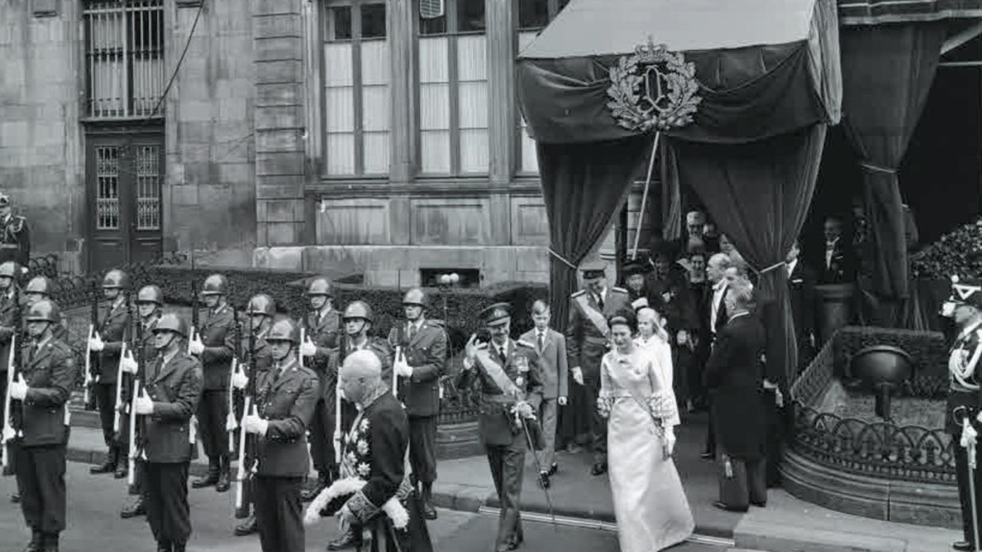 Am 12. November 1964 leistet Erbgroßherzog Jean in der Abgeordnetenkammer den Eid auf die Verfassung. Er tritt die Nachfolge seiner Mutter an und wird als neuer Großherzog von Luxemburg Staatschef.