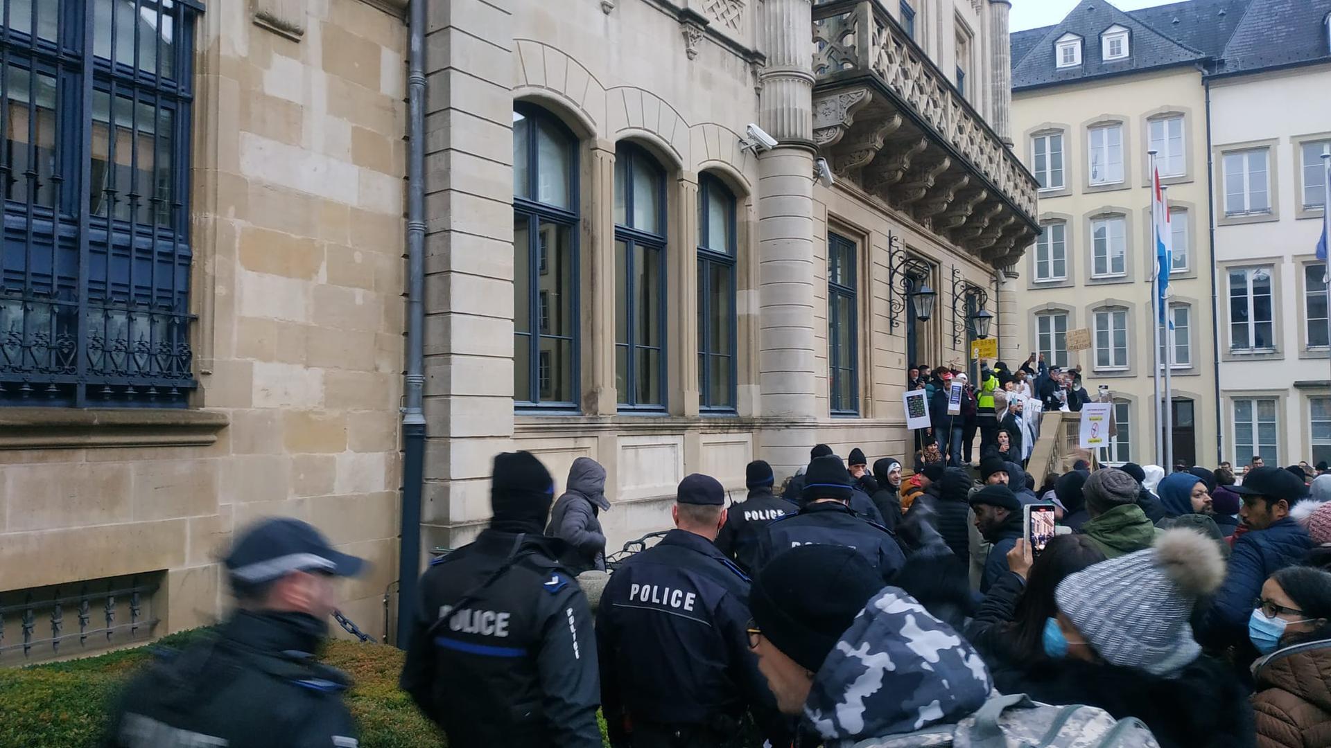 La police a dû bloquer les portes d'entrée de la Chambre des députés.