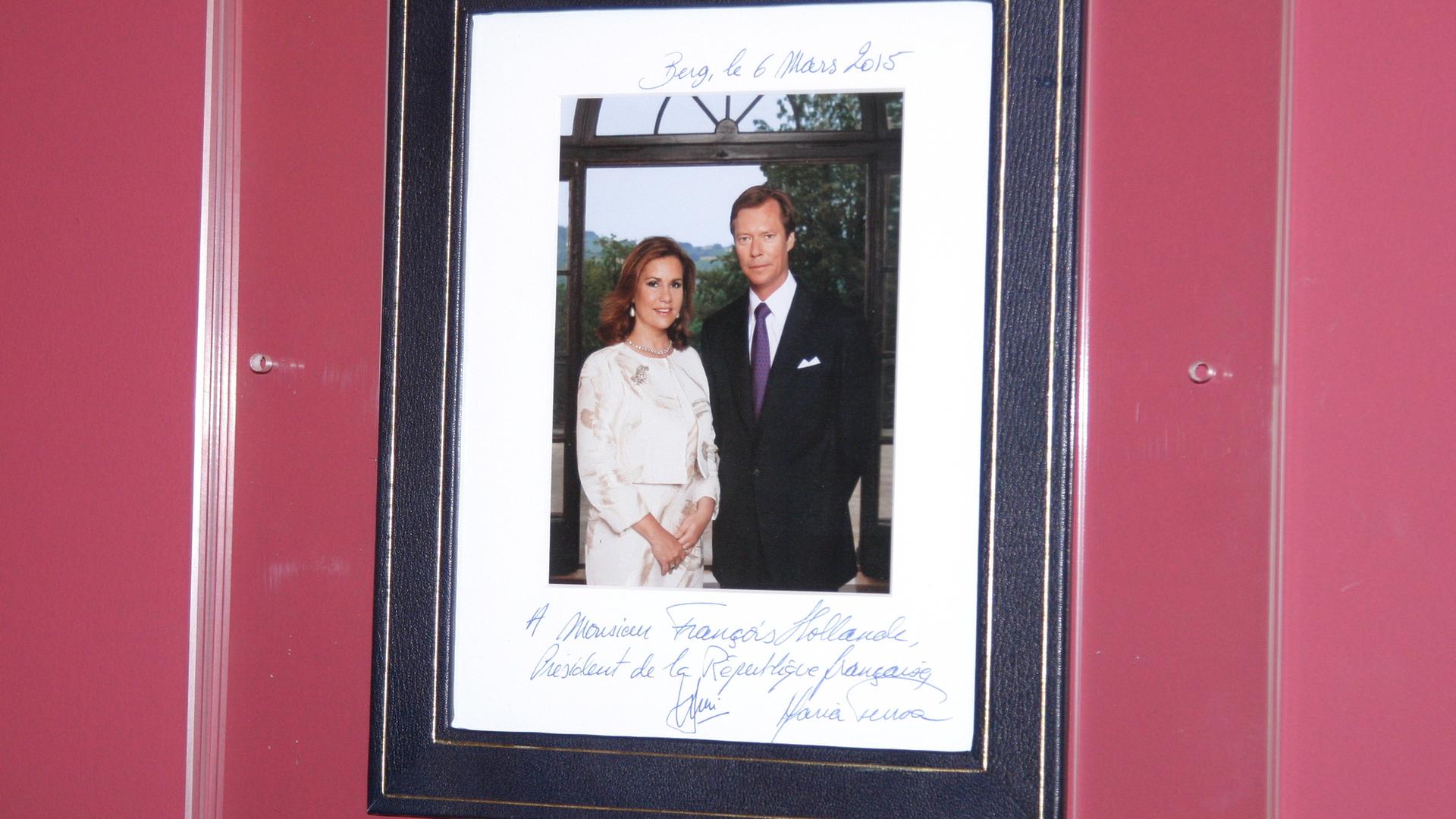En repartant du Luxembourg l'an passé, le président Hollande avait cette photo dédicacée du couple grand-ducal dans ses valises.