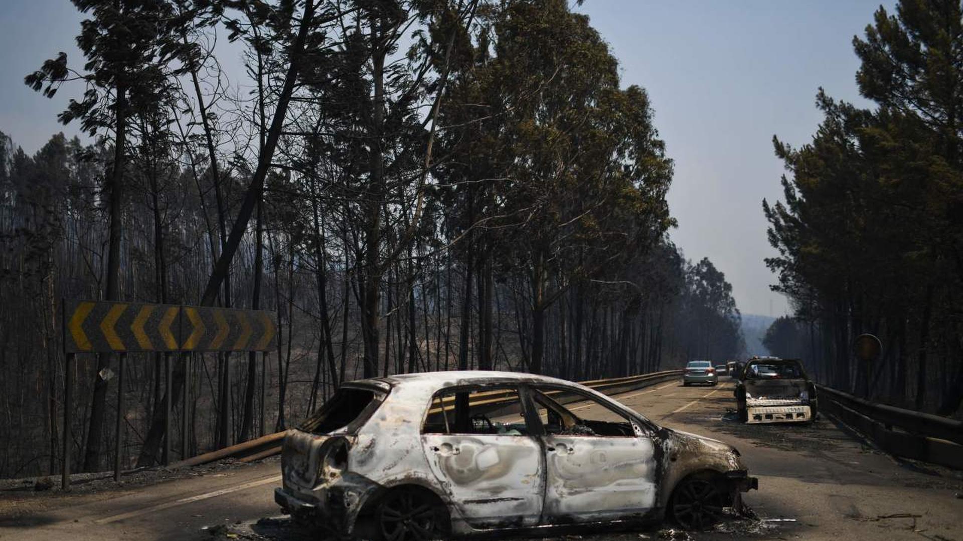 L'une des nombreuses voitures calcinées sur une route près de Figueiro dos Vinhos. Le terrible incendie a tué de nombreuses personnes qui ont tenté de fuir en voiture.