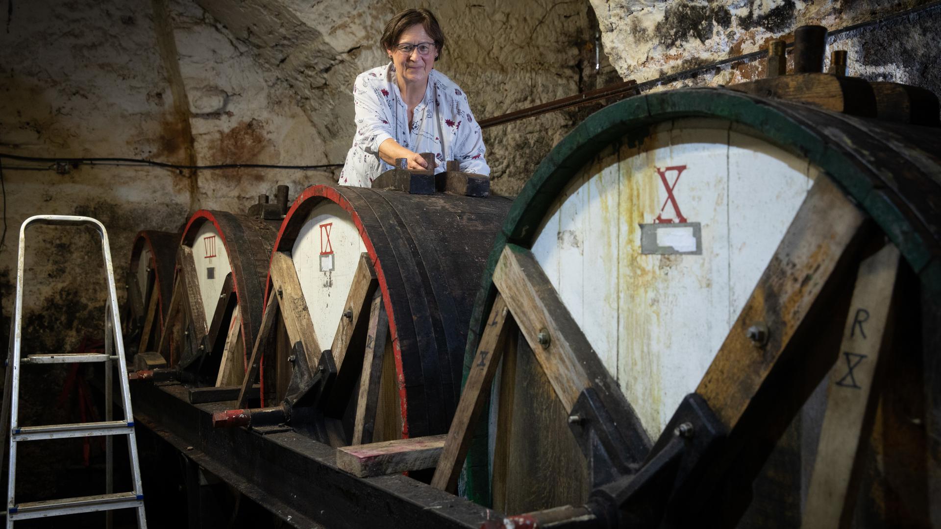 Vier Monate setzt Jacqueline Kuijpers den Cassis im Keller des Renaissanceschlosses an. In der zweiten Phase müssen die Fässer drei Mal am Tag ein Stückchen gedreht werden.