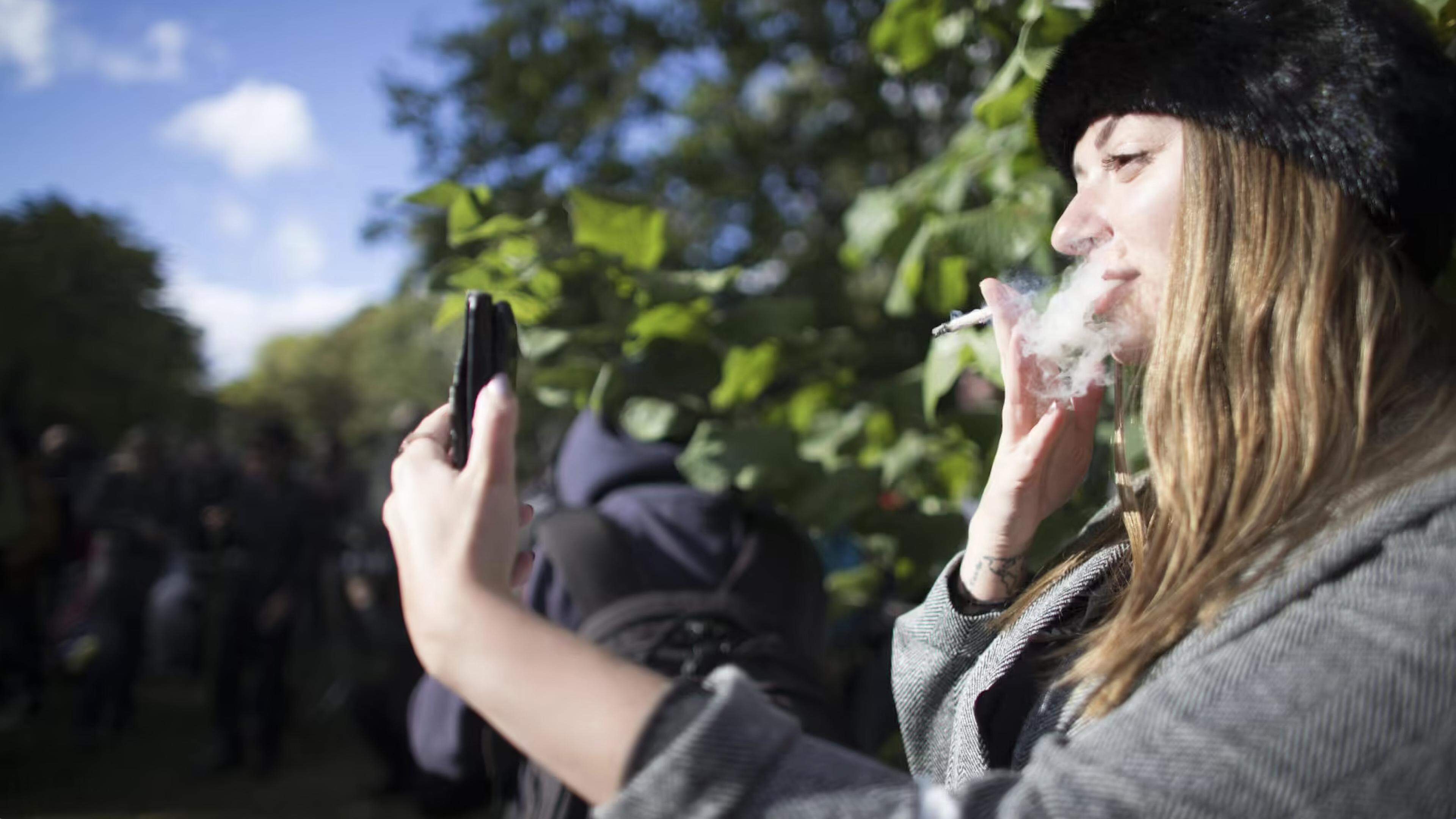 Smoking goes back, but young people use new nicotine products