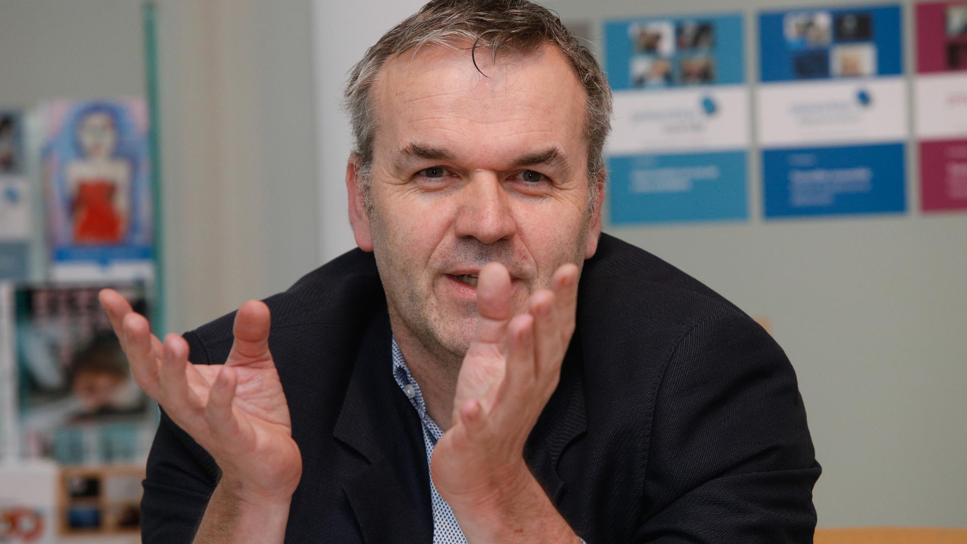 Pour Marc Stein, «le seul bémol au port du masque réside dans la communication non verbale»
