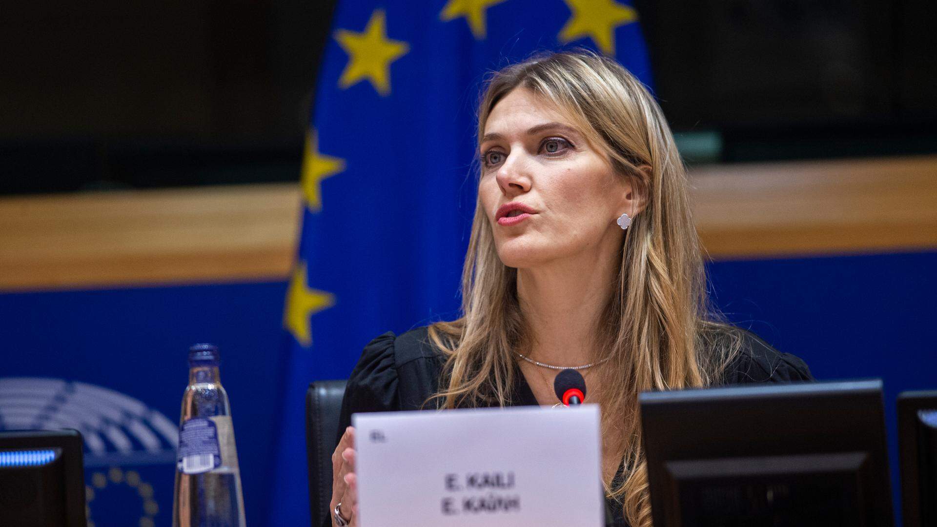 Soupçonnée de corruption, l'eurodéputée grecque Eva Kaili a affirmé  en avril qu'elle ne remettrait pas les pieds dans son pays natal avant d'être innocentée.