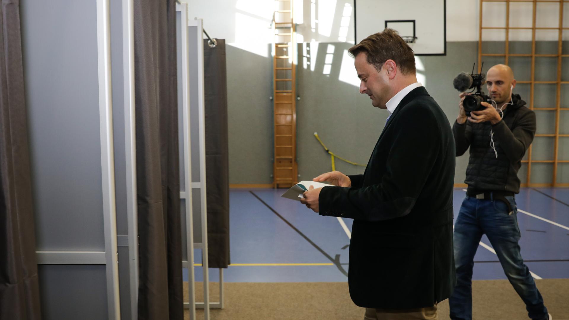 Le Premier ministre Xavier Bettel (DP) au bureau de vote de Bonnevoie.