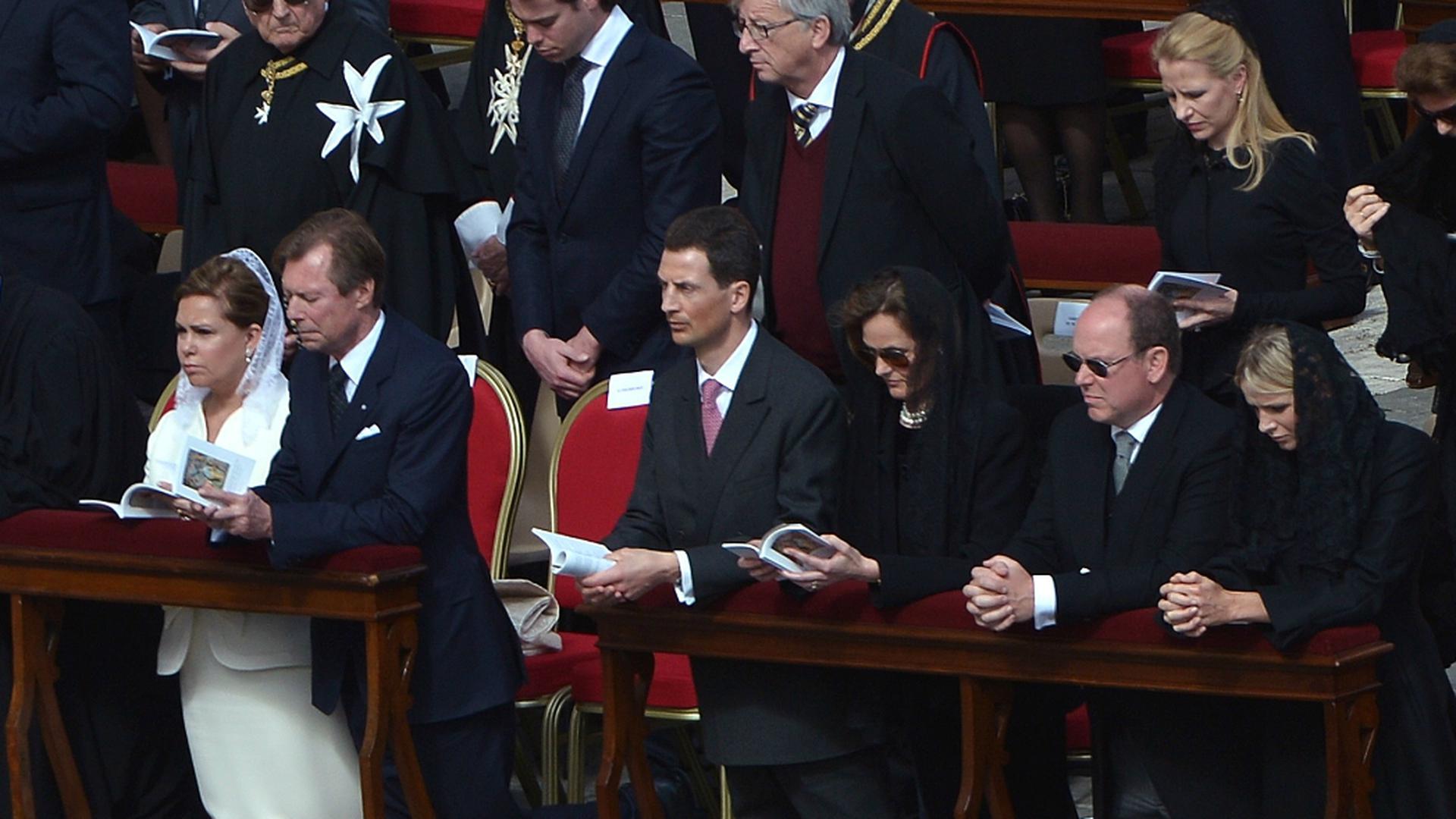 Le couple grand-ducal à gauche, le couple princier Albert II et Charlene de Monaco à droite. Derrière, le prince Félix et le Premier ministre Jean-Claude Juncker.