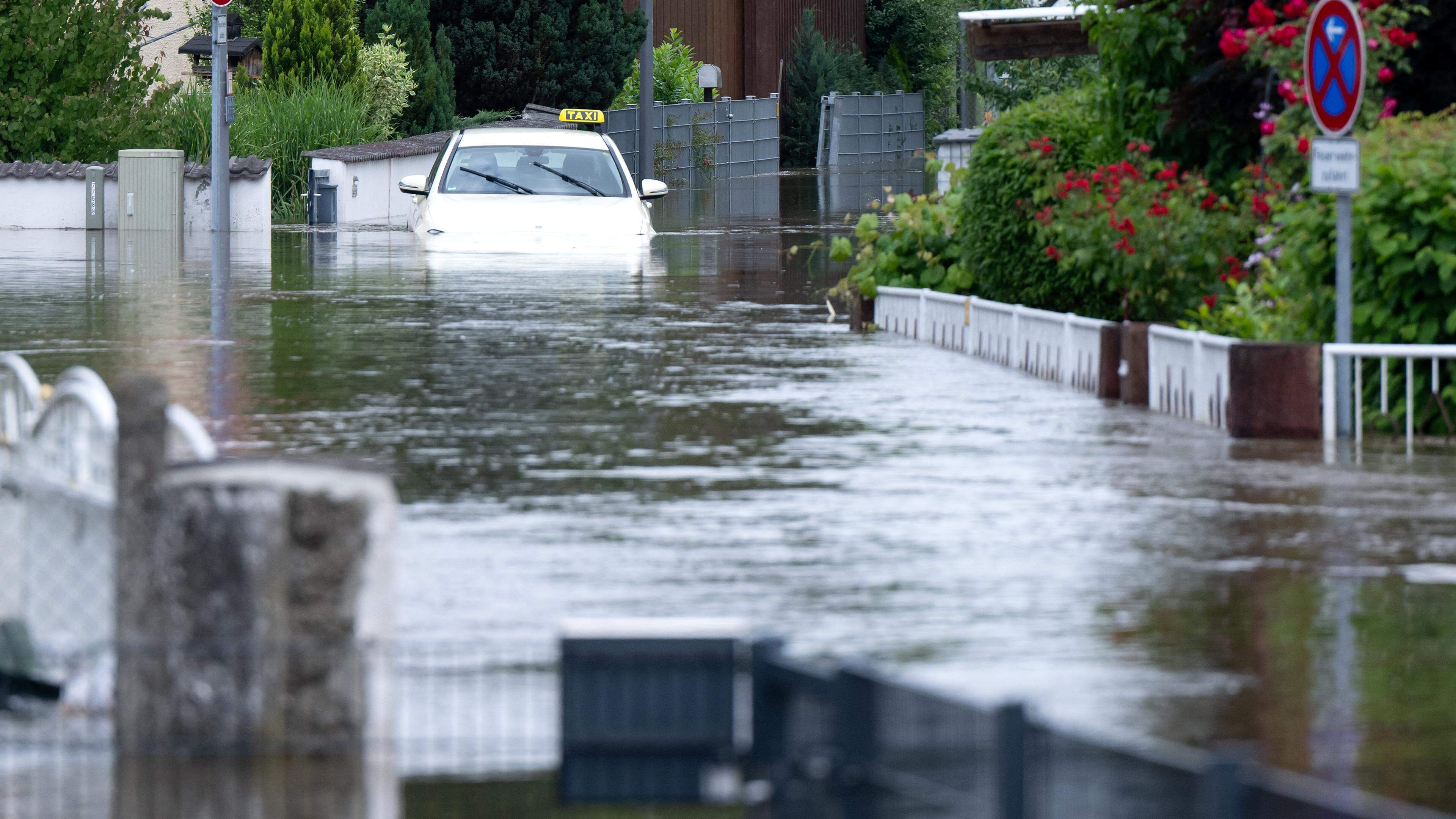 02 June 2024, Bavaria, Reichertshofen: A cab is parked in a flooded street in the town center. Photo: Sven Hoppe/dpa (Photo by SVEN HOPPE / DPA / dpa Picture-Alliance via AFP)