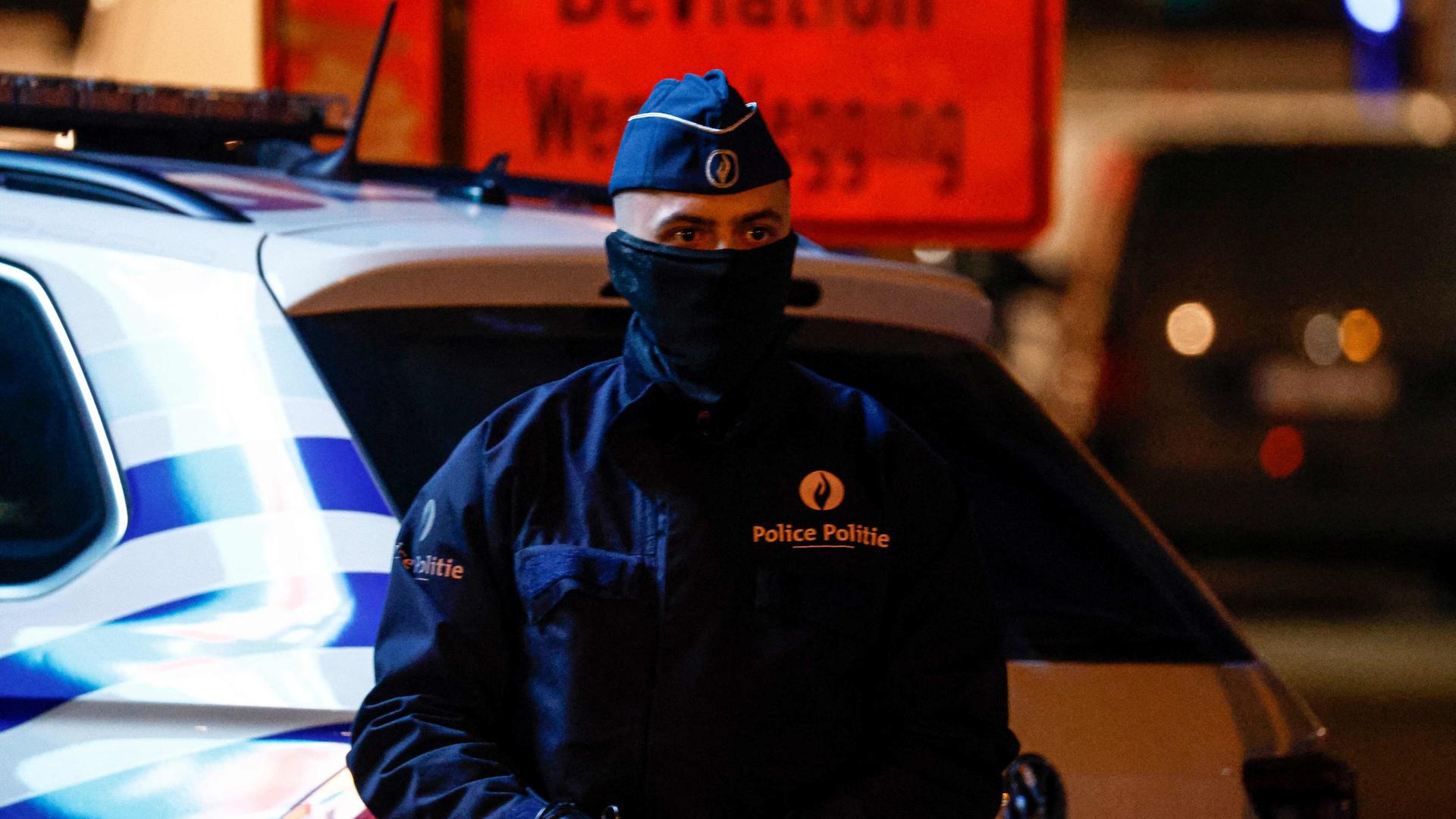 Un policier monte la garde sur les lieux d'une attaque au couteau à Bruxelles.