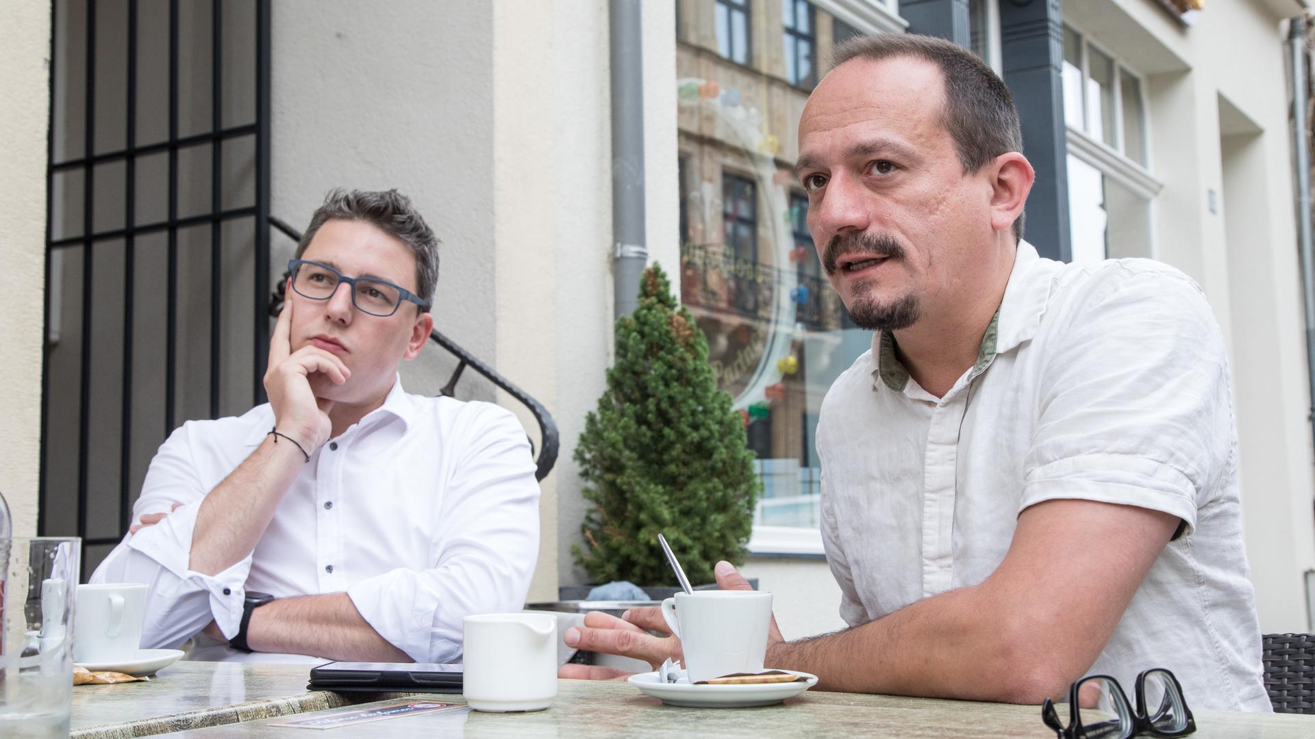 Sven Clement (Piraten) et Marc Baum (déi Lénk) s'accordent sur la nécessité de renforcer le pouvoir du Parlement, face au gouvernement.