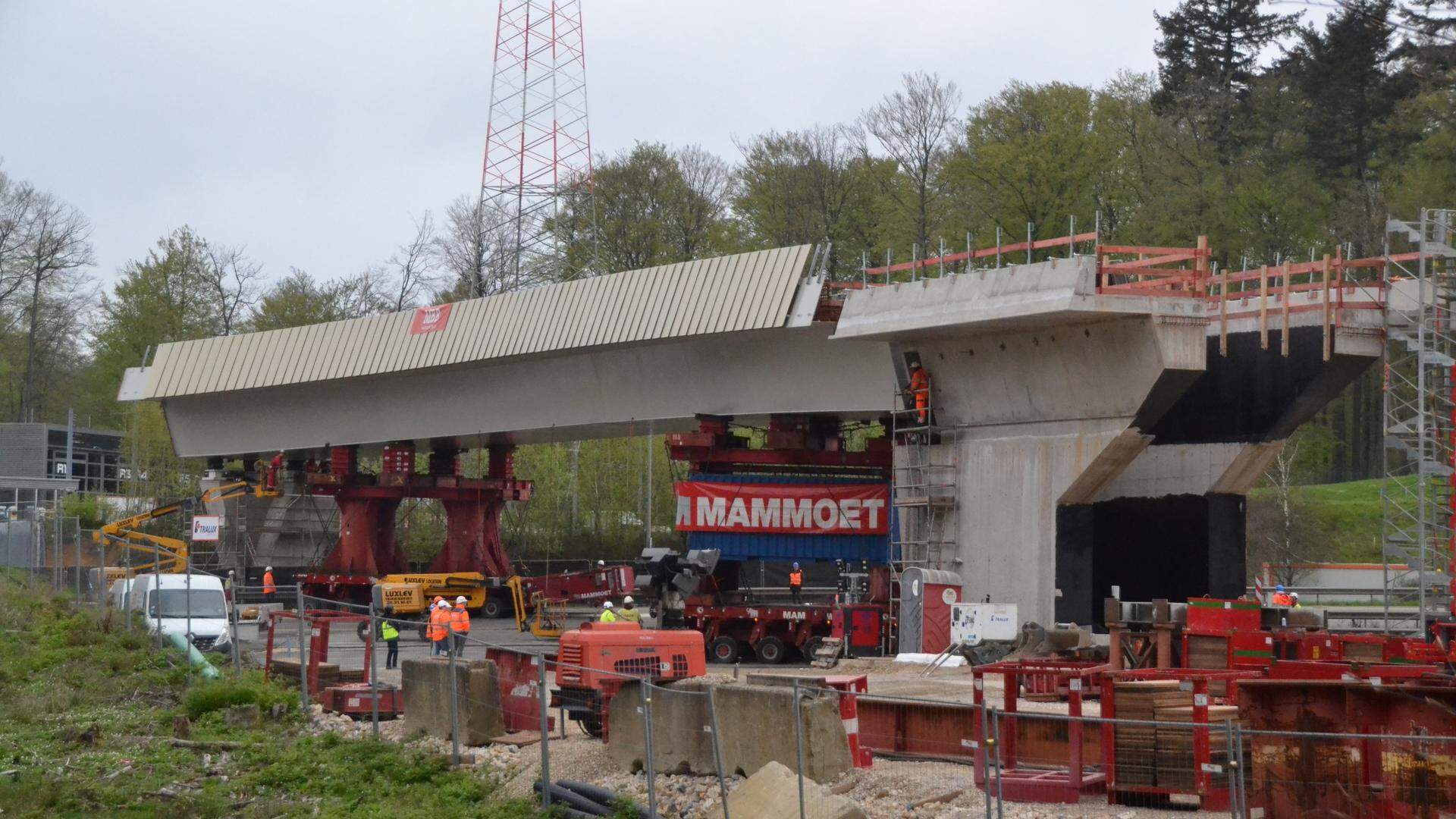 Les travaux de mise en place du pont du tram au-dessus des autoroutes A1-A7 se poursuivent ce week-end à la jonction «Grünewald».