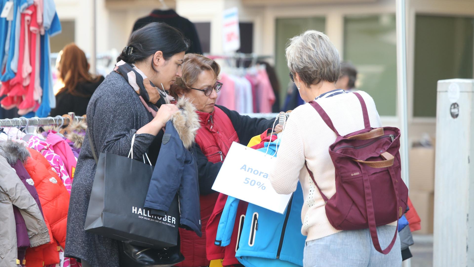 Zur Braderie locken die Geschäfte der Hauptstadt die Kunde mit Rabatten an.