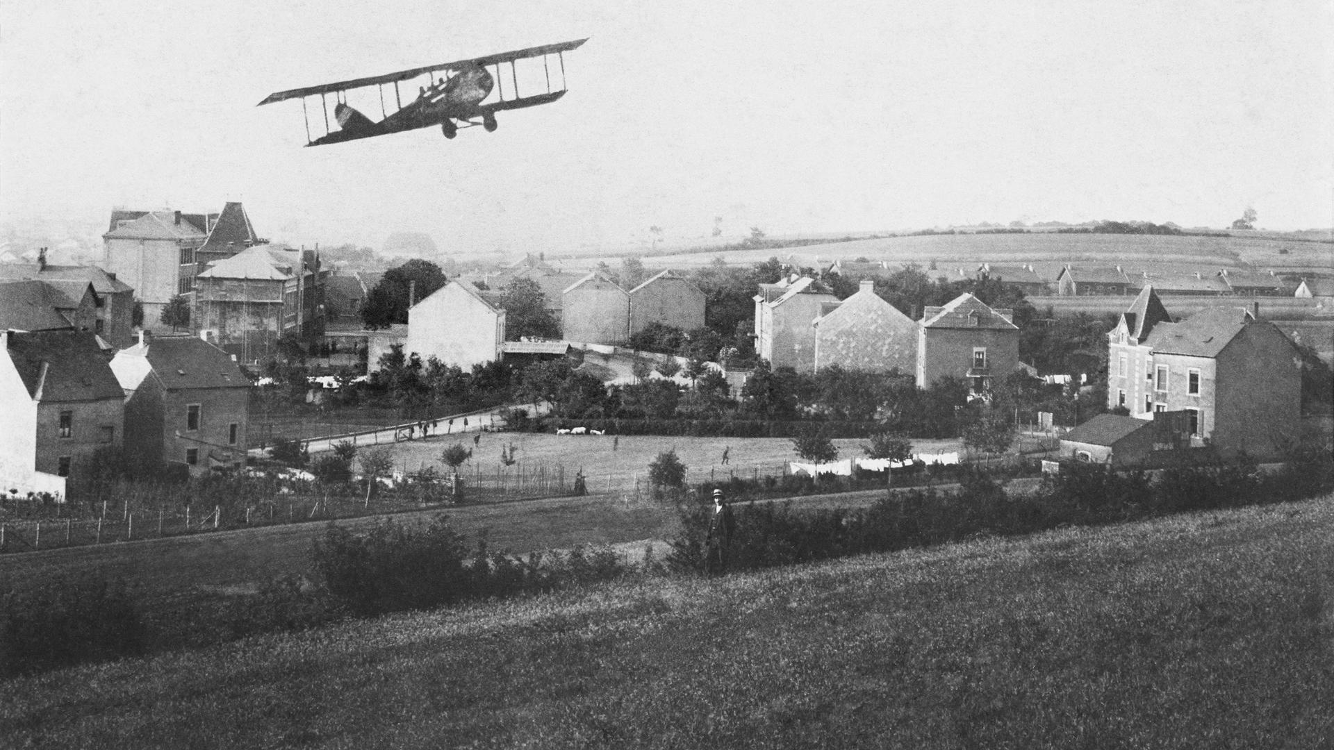 Sur le photomontage de l'époque, un avion survole Dudelange. 