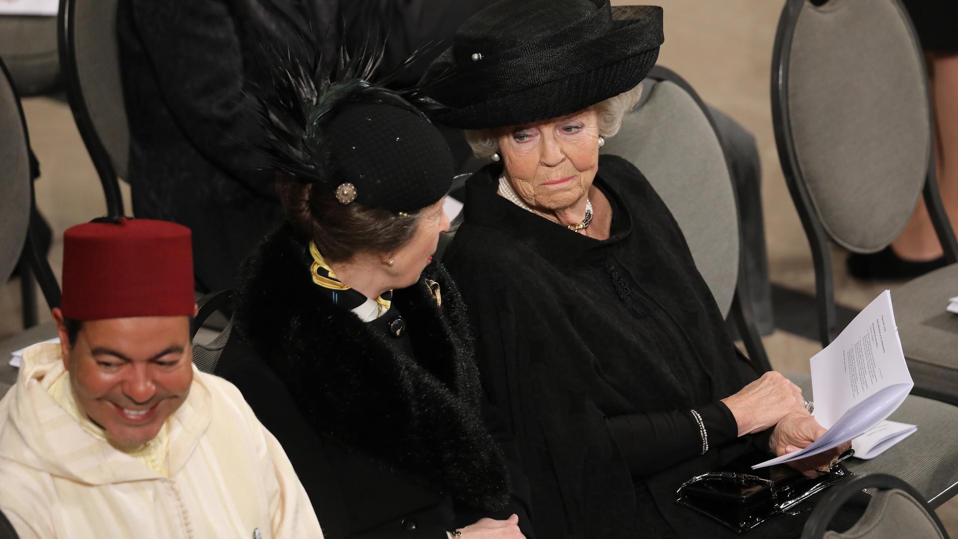 Beatrix, l'ancienne reine des Pays-Bas (à droite), a rejoint la princesse Anne de Grande-Bretagne dans la cathédrale.
