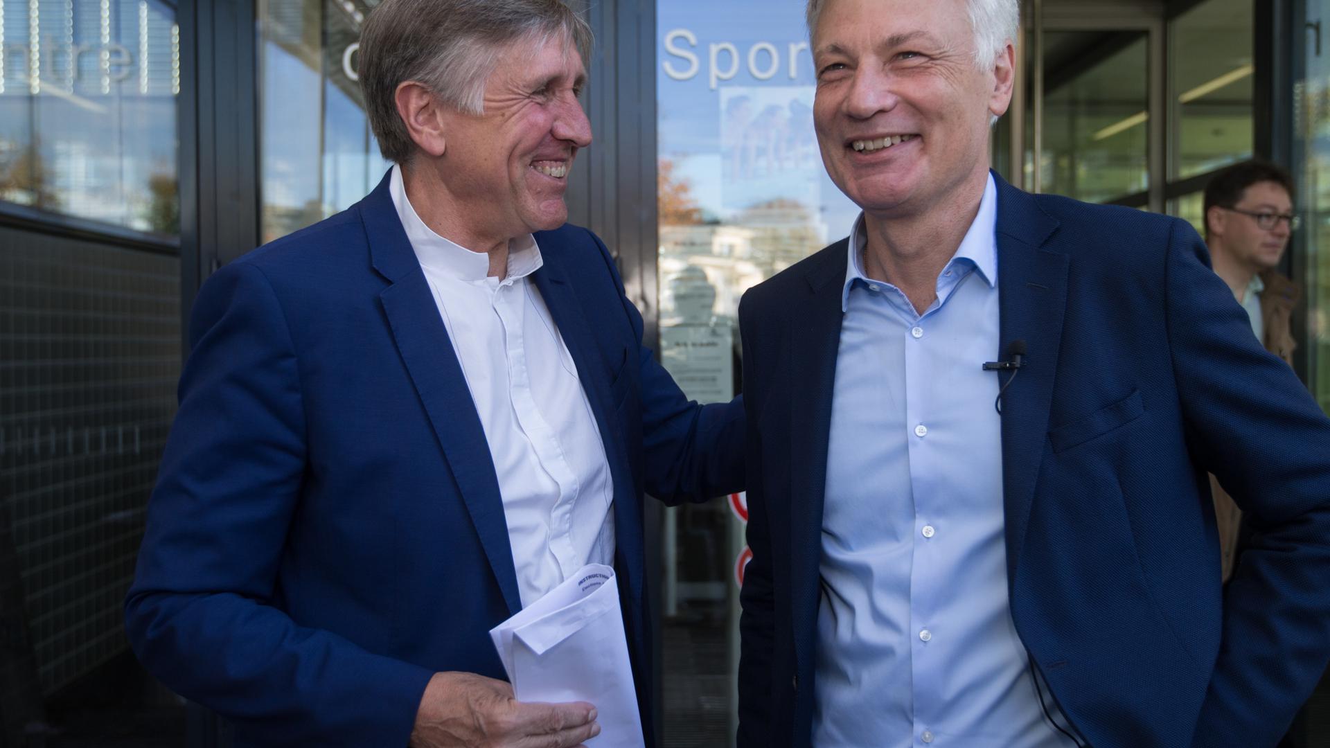 François Bausch, déi Gréng (à g.) et Claude Wiseler (CSV) échangent quelques mots devant le bureau de vote de Belair.