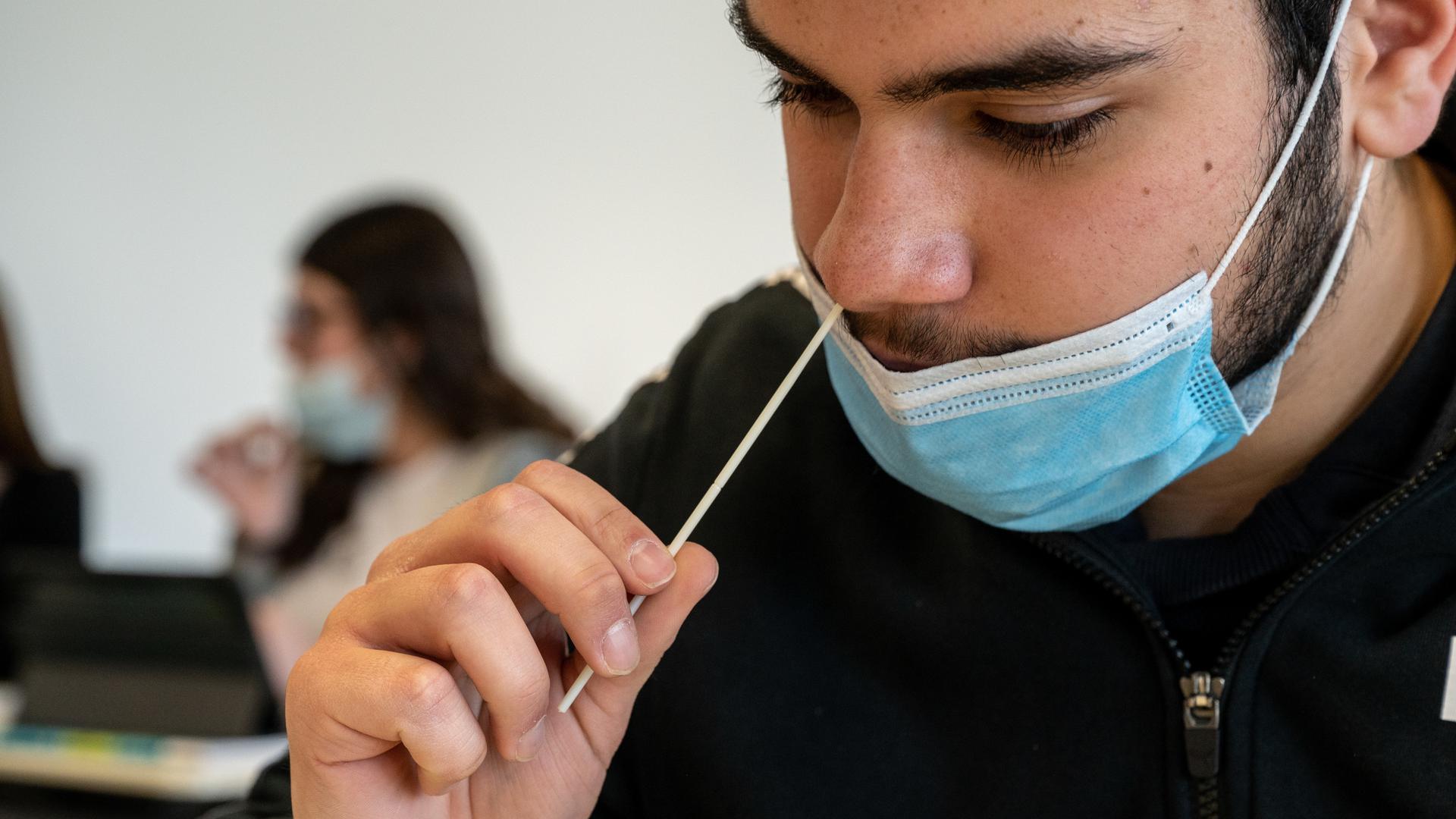 Pour les élèves du lycée Hubert-Clément à Esch-sur-Alzette, faire ces tests rapides permet de «contribuer à la sécurité de tous».