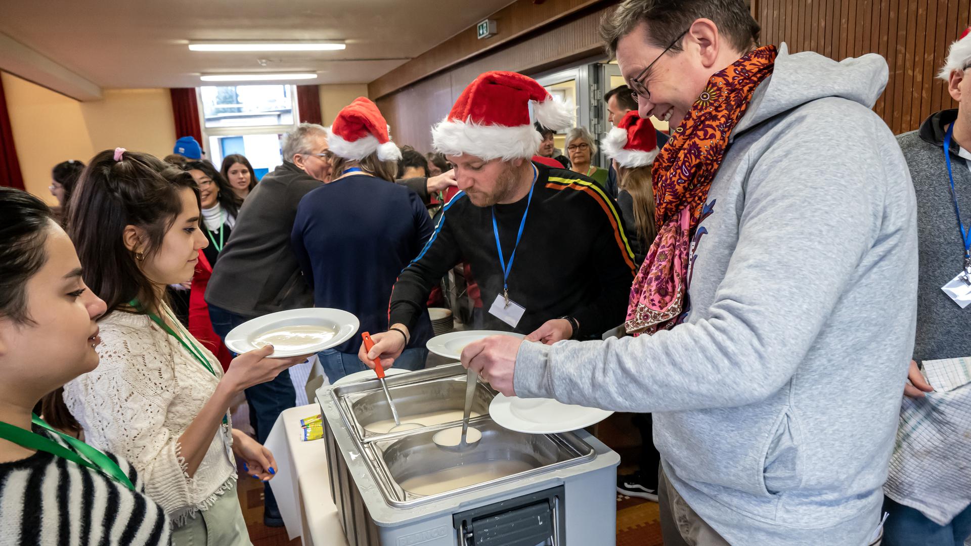 Maurice Bauer, échevin de la ville de Luxembourg (à droite), a aidé à la distribution des repas.